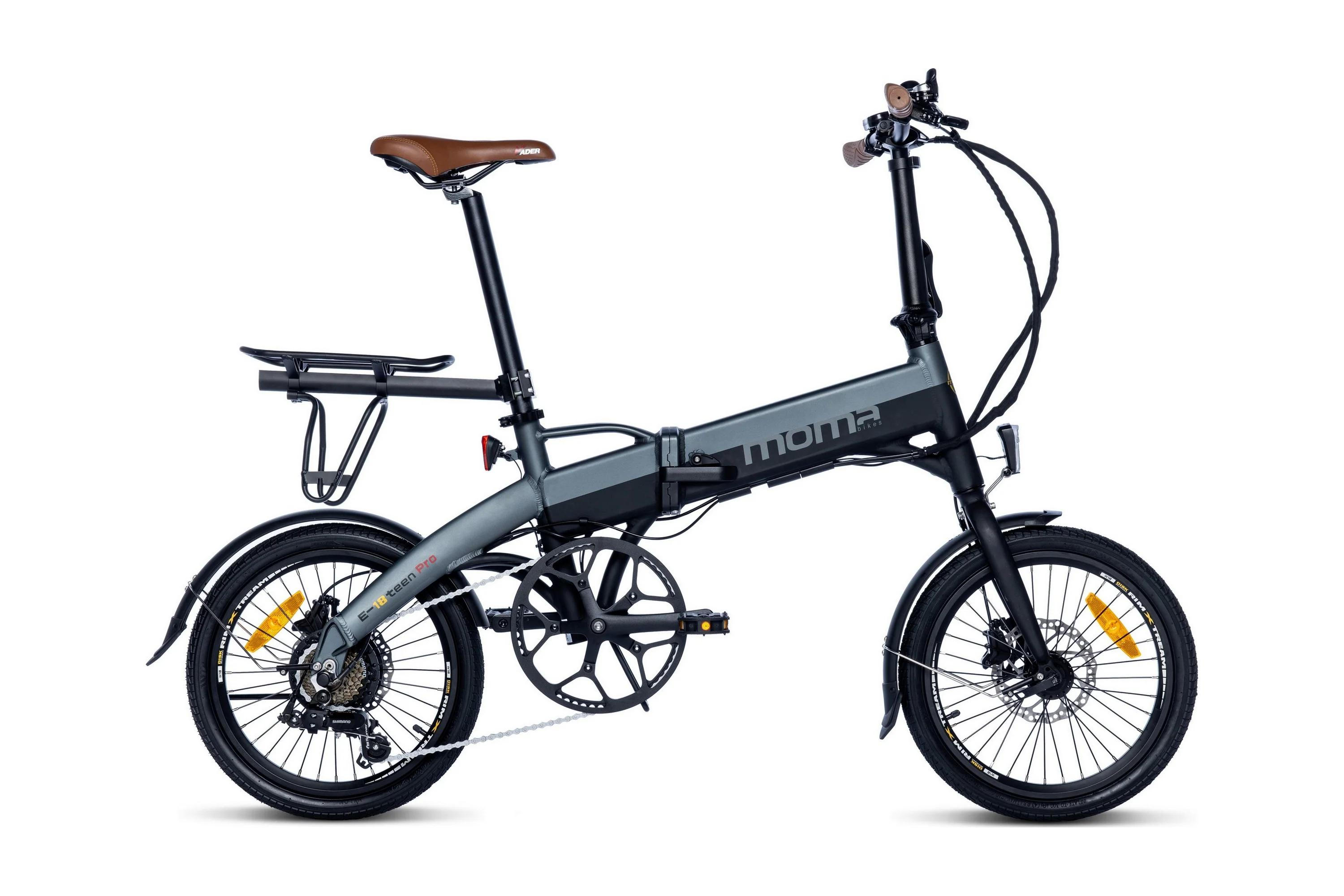 Bicicletta pieghevole grigia con sella marrone, portapacchi e freni a disco.