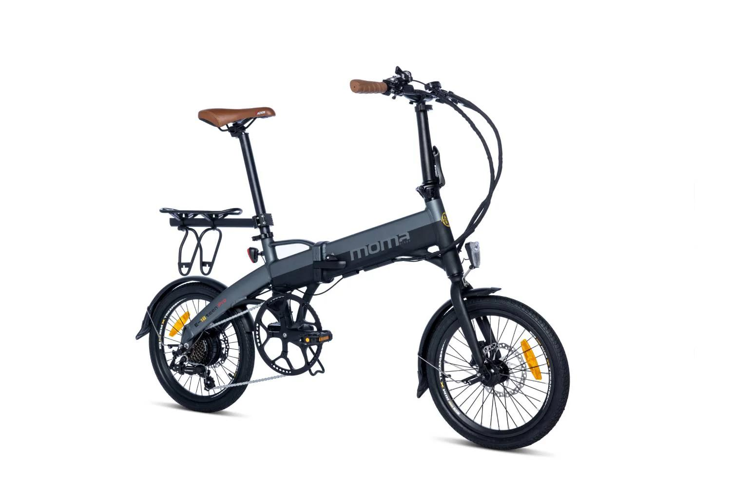 Una bicicletta elettrica pieghevole grigia con sella e manubrio marroni.