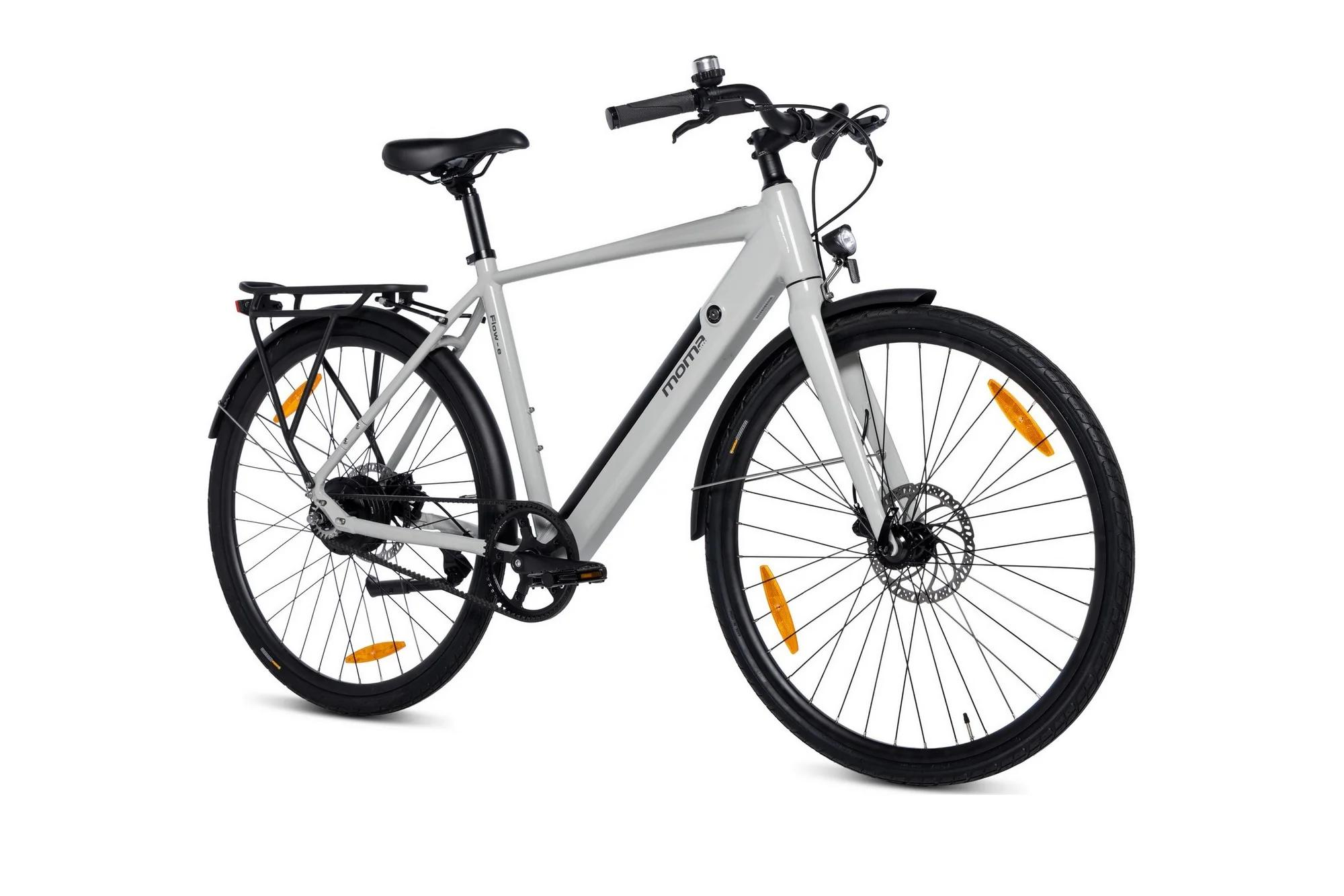 Una bicicletta grigio chiaro con portapacchi, parafanghi e catarifrangenti.