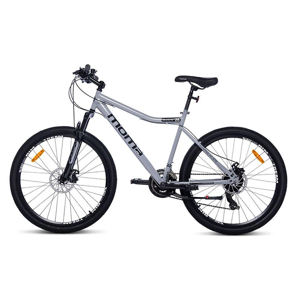 Ein graues Mountainbike mit schwarzen Reifen und Felgen, steht auf weißem Hintergrund.