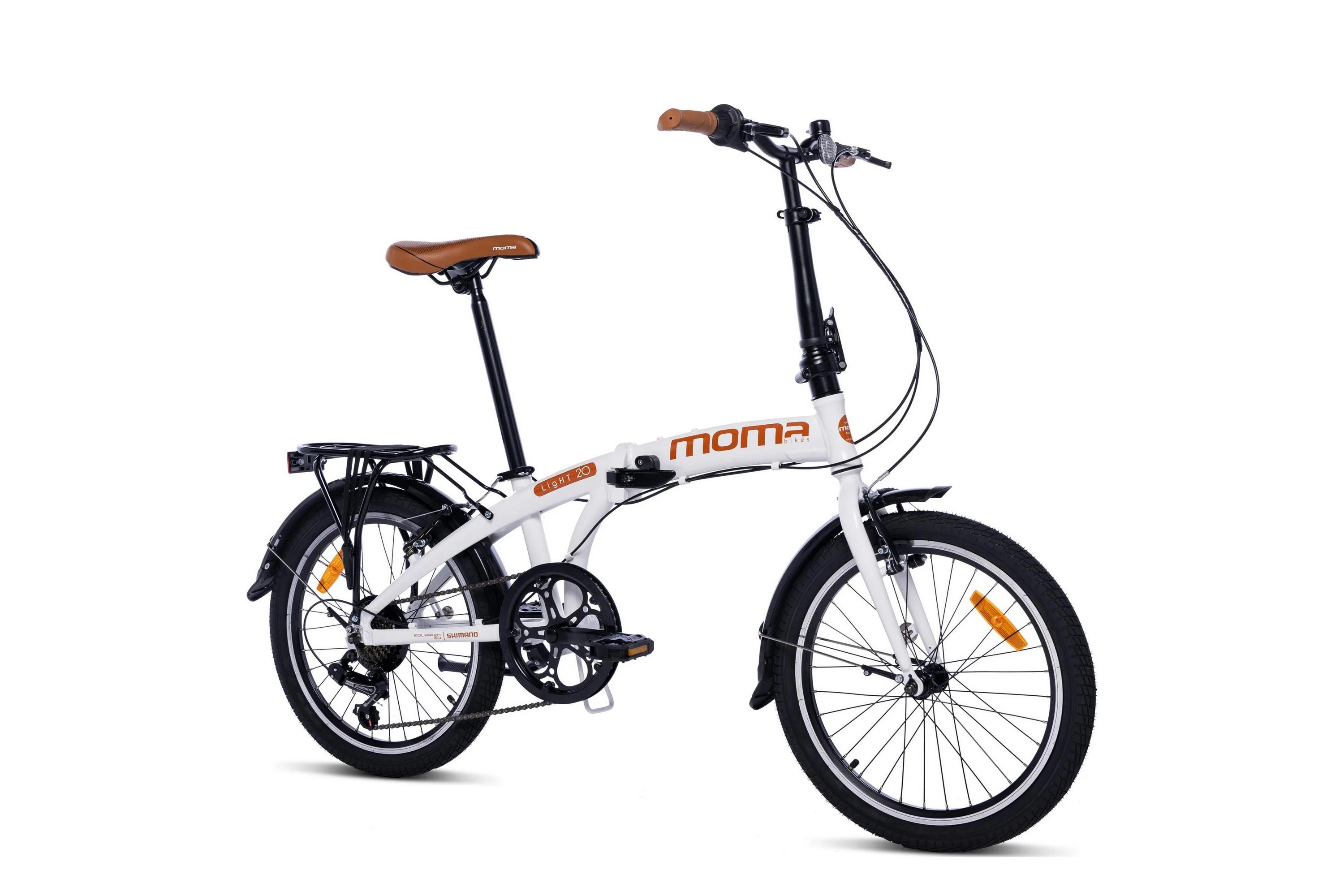 Ein weißes Klapprad mit braunem Sattel und braunen Griffen, auf weißem Hintergrund.