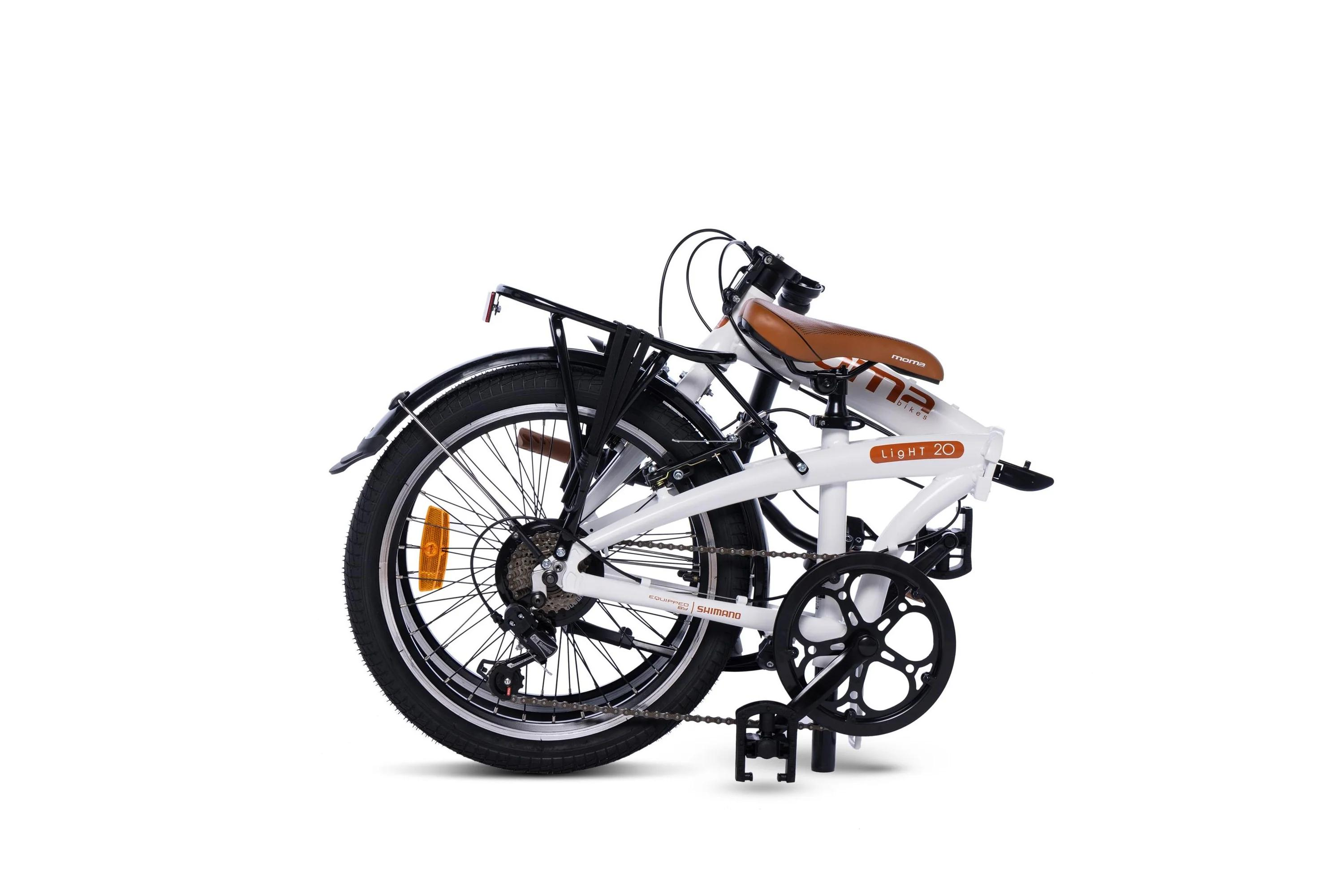 Ein weißes Klapprad mit braunem Sattel und Gepäckträger.