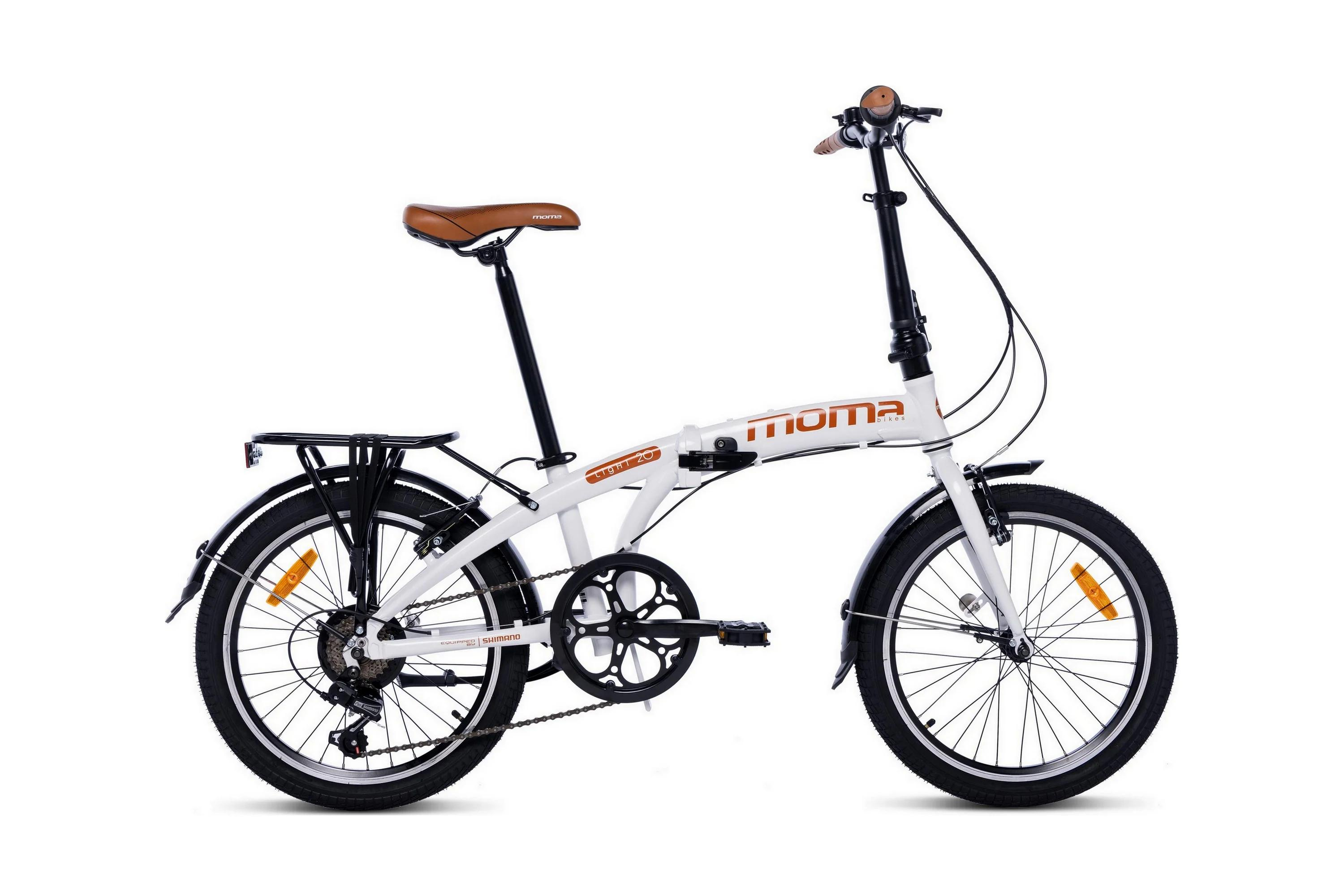 Ein weißes Klapprad mit braunem Sattel und Griffen steht vor weißem Hintergrund.