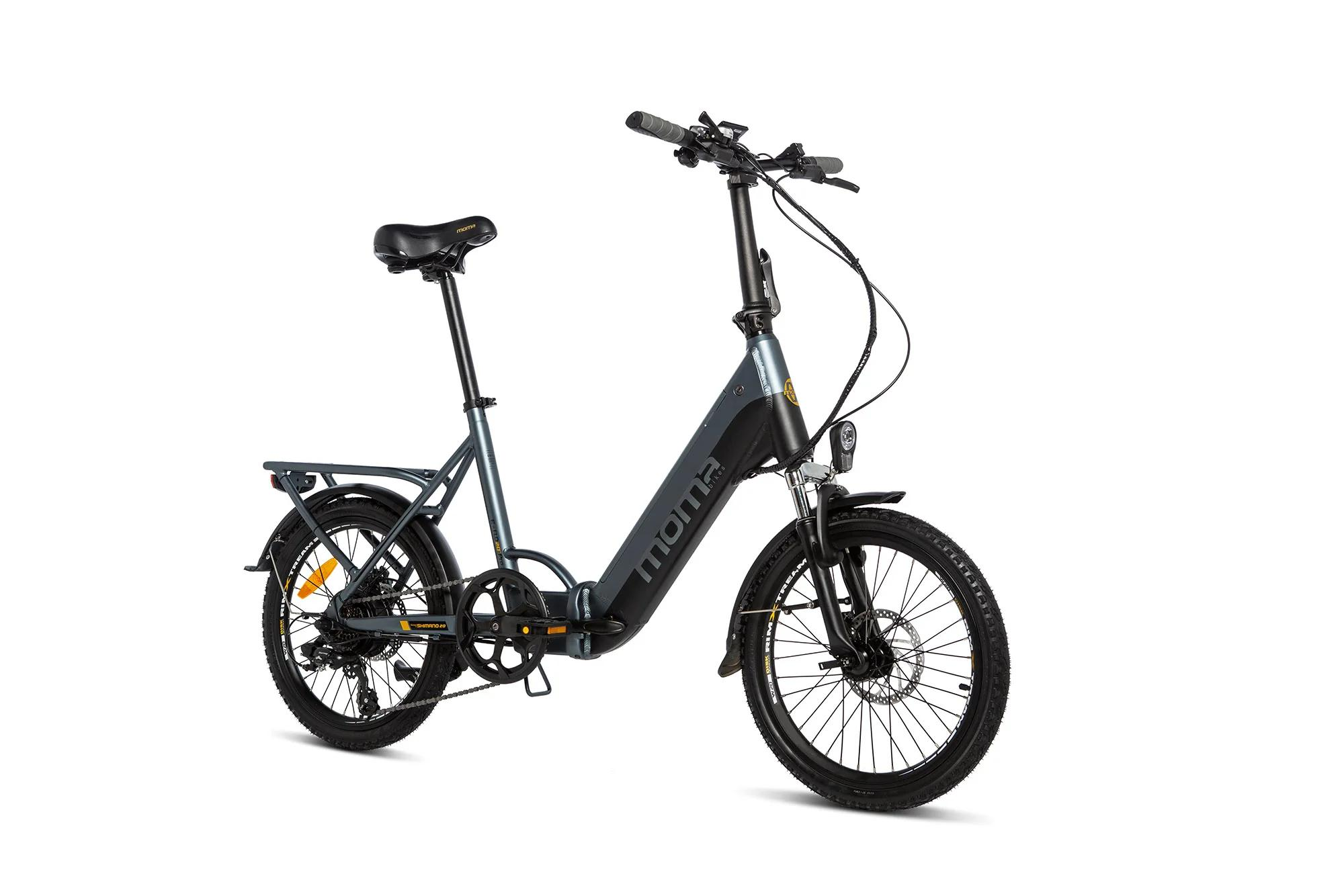 Una bici elettrica pieghevole grigia con sella e portapacchi neri.