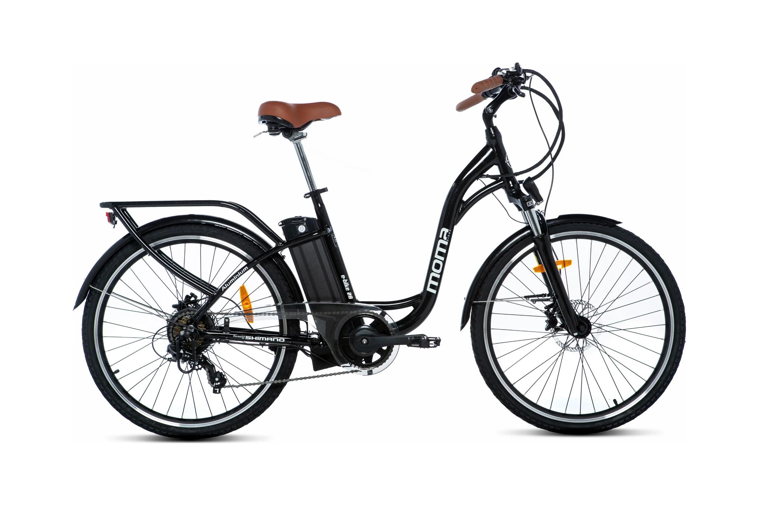 Bici elettrica nera con sella e manopole marroni, portapacchi e batteria.