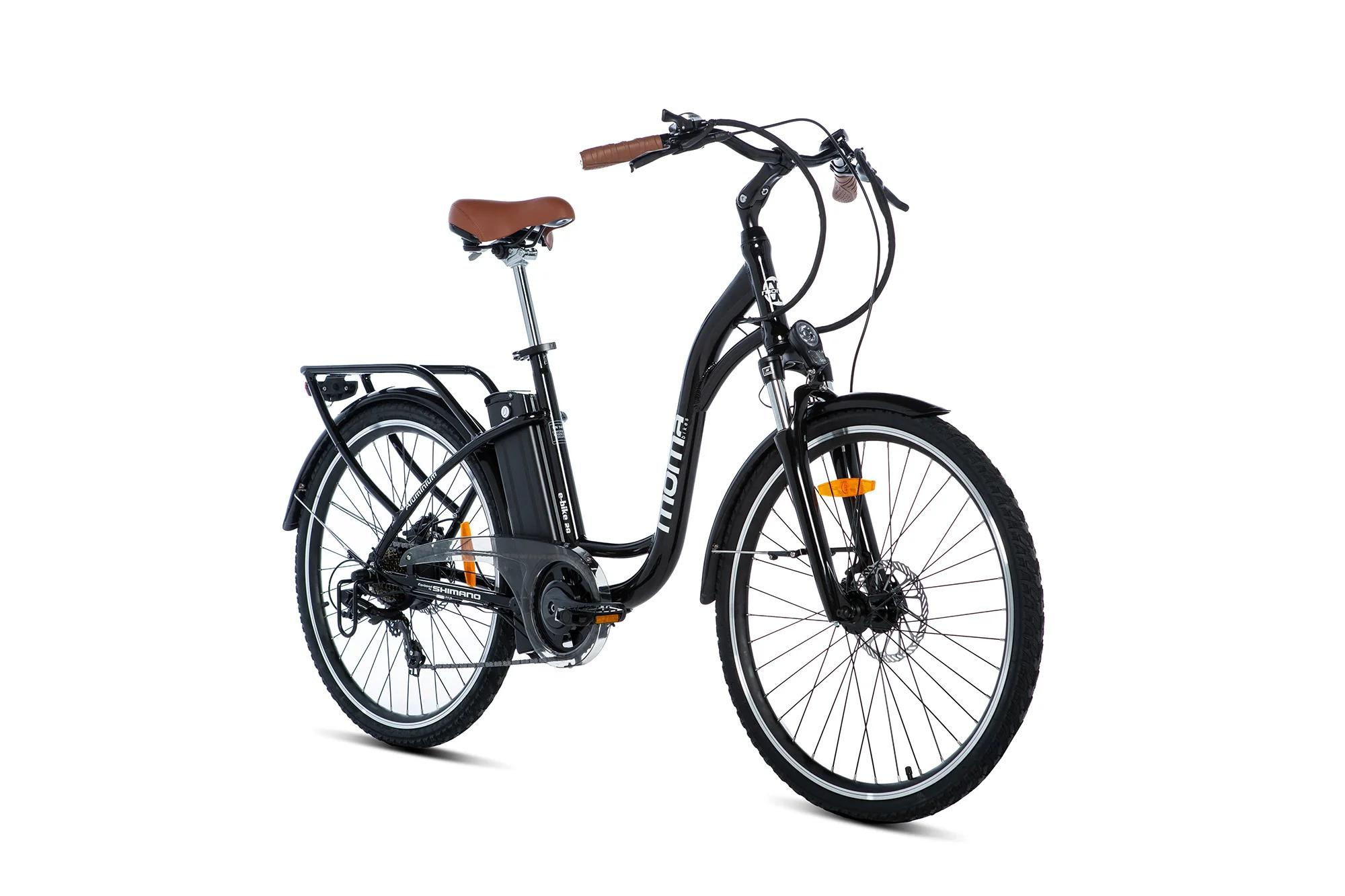 Bici elettrica nera con sella e manopole marroni, portapacchi, sfondo bianco.