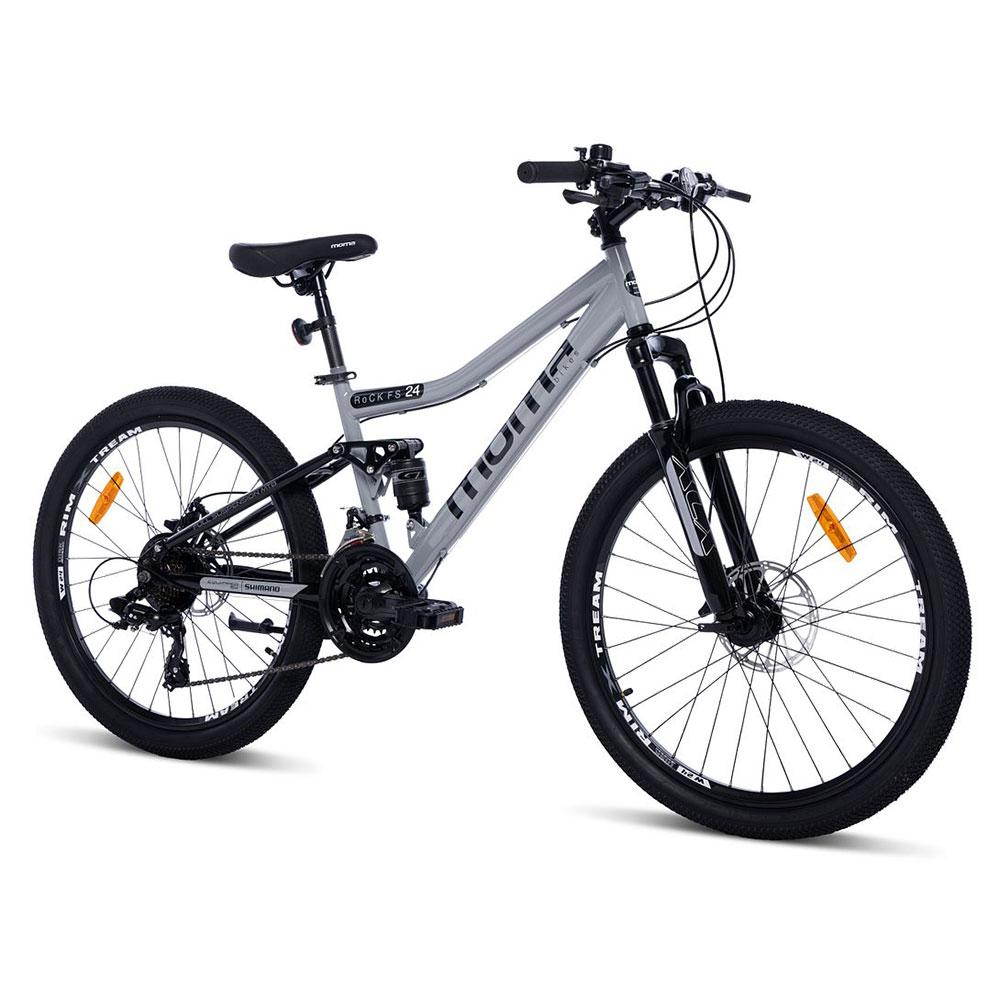 Una mountain bike grigia full-suspension con pneumatici neri su sfondo bianco.