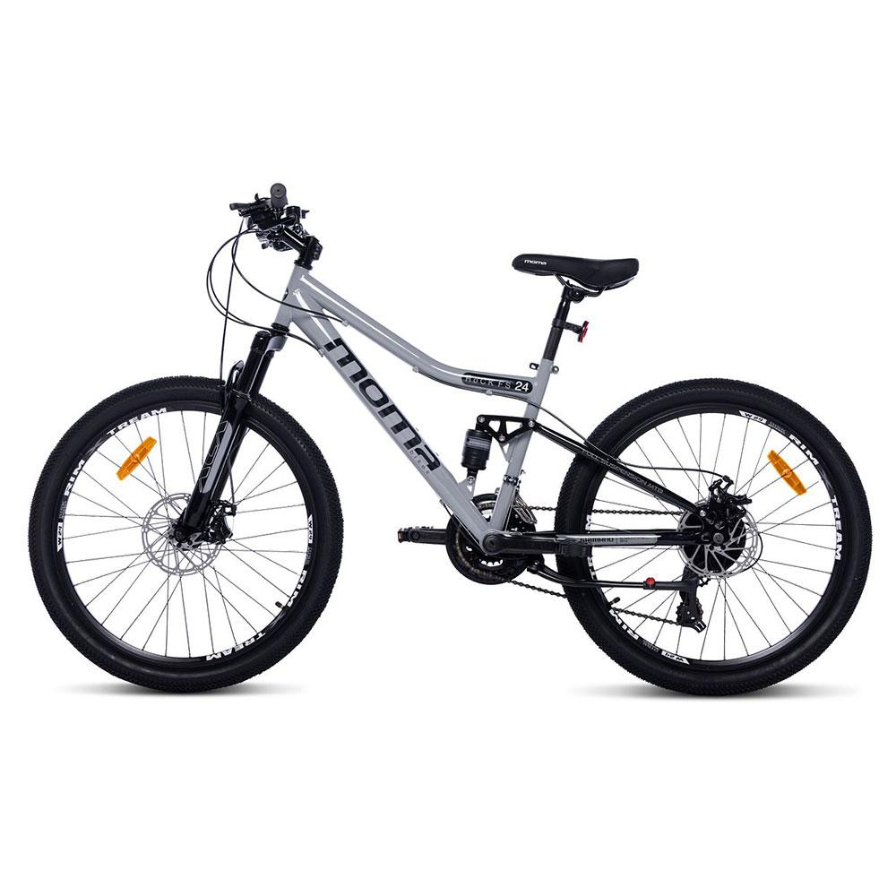 Mountain bike grigia full-suspension con pneumatici neri, su sfondo bianco.
