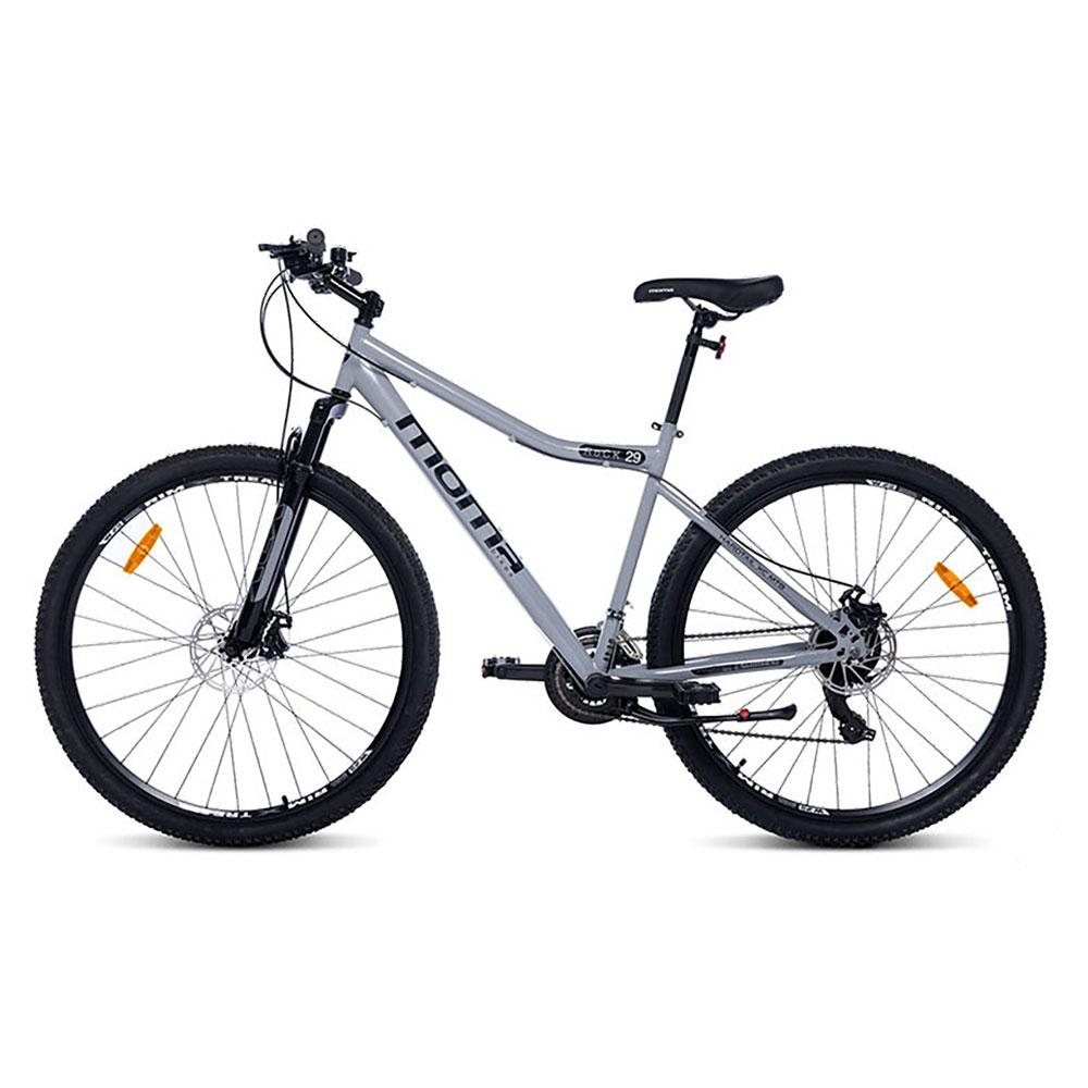Una mountain bike grigia con ruote nere, freni a disco e telaio argentato, su sfondo bianco.
