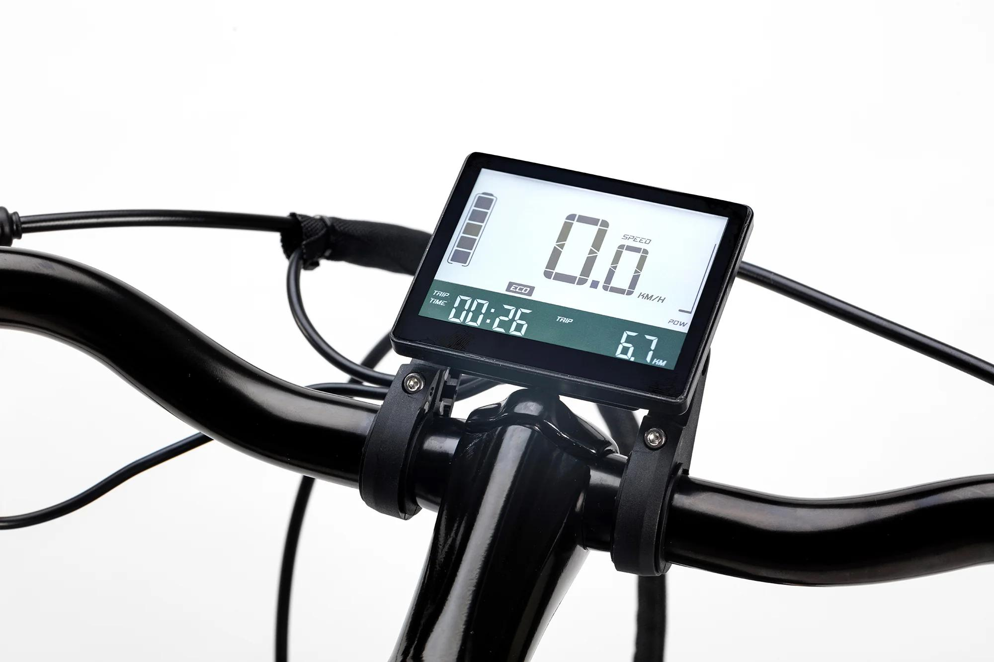 Un display per e-bike mostra velocità 0,0, tempo 00:26 e distanza 6,7 km.
