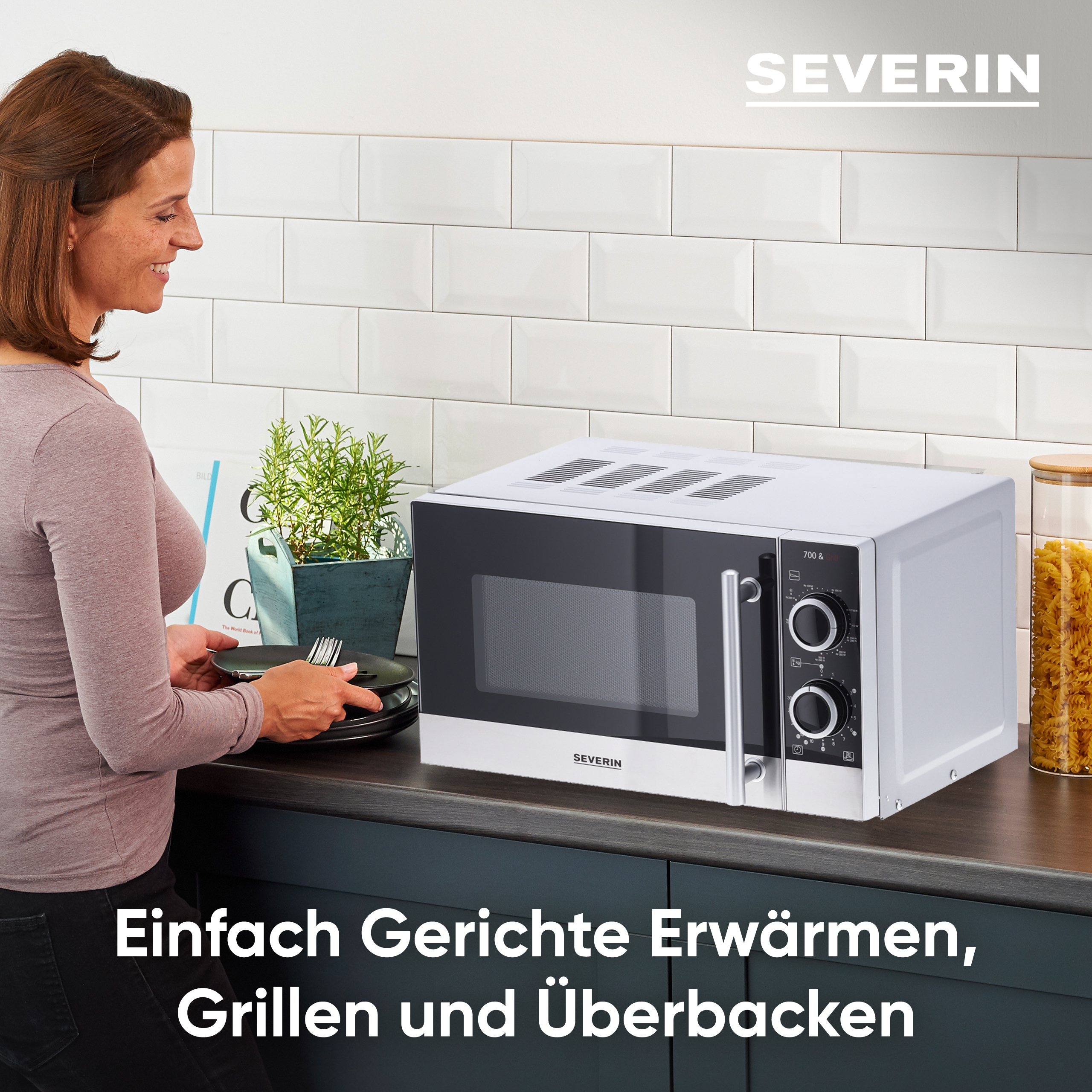 Eine Frau stellt einen Teller in eine Severin Mikrowelle, daneben ein Glas Nudeln.