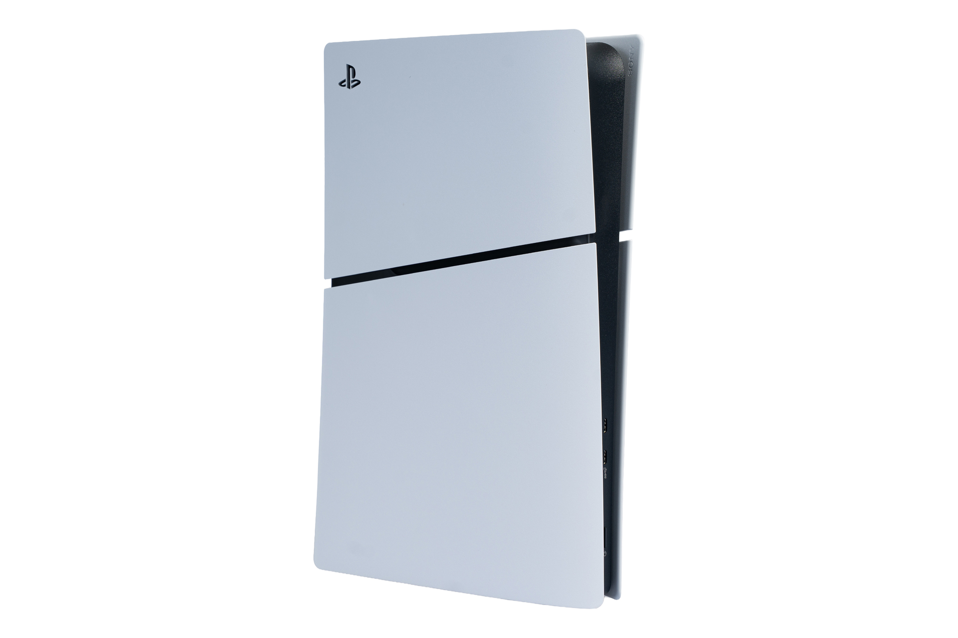 Biała konsola PlayStation 5 z czarnym paskiem stoi pionowo.