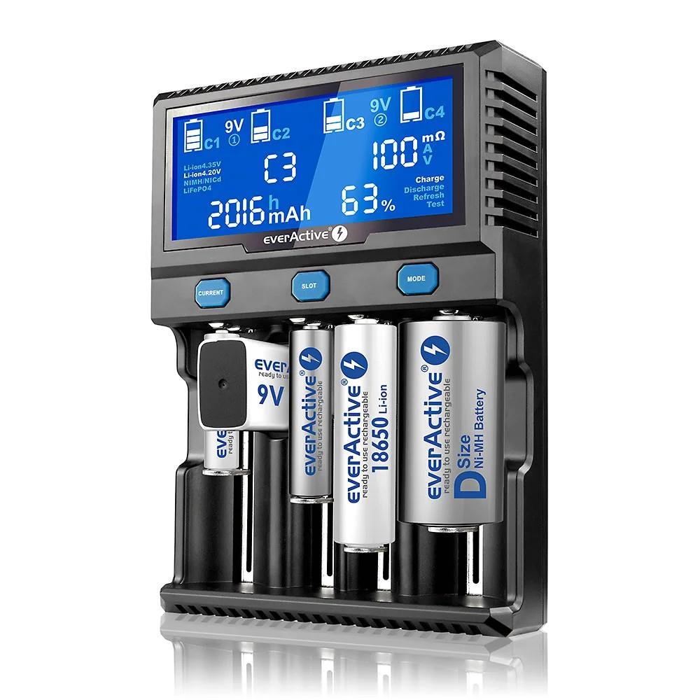 Ein Ladegerät für Batterien mit einem digitalen Bildschirm, der den Ladezustand anzeigt.