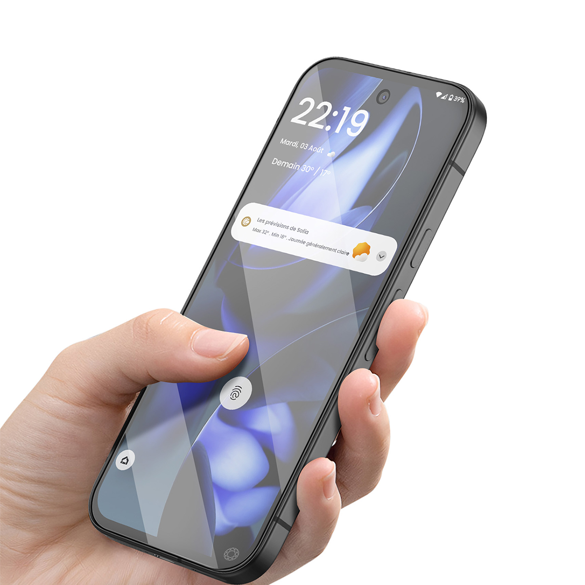 Een hand houdt een smartphone vast met donkere achtergrond en weerdetails.