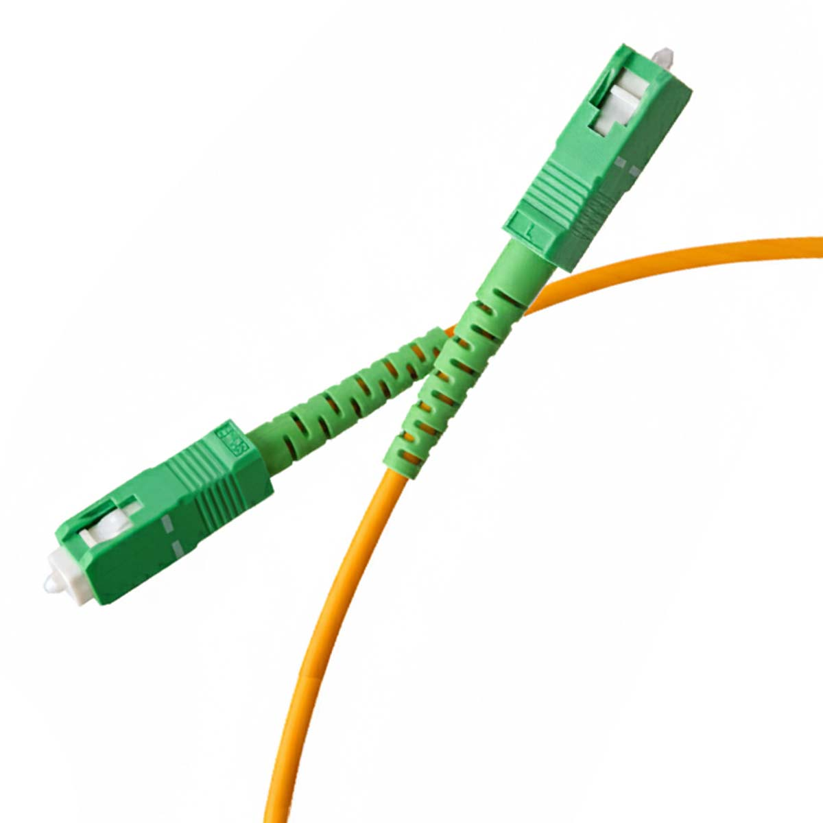 Due connettori in fibra ottica verdi con cavo arancione su sfondo bianco.