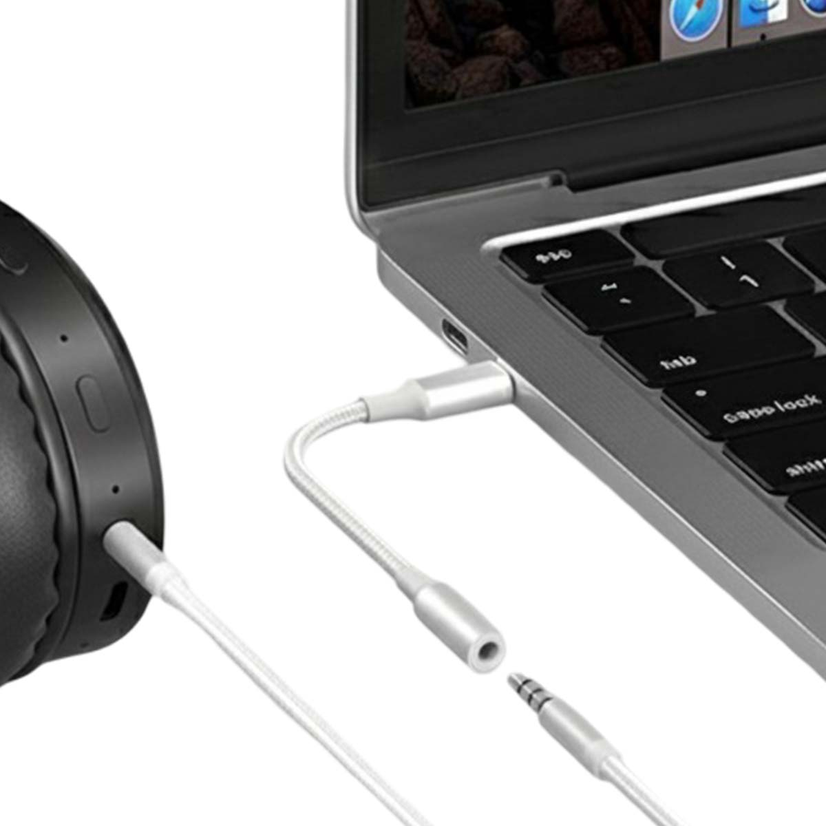 Ein Kopfhörer wird an einen Laptop angeschlossen, mit einem Adapterkabel.