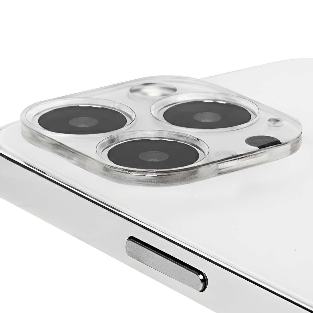Close-up van de drievoudige cameralens van een witte smartphone met beschermer.