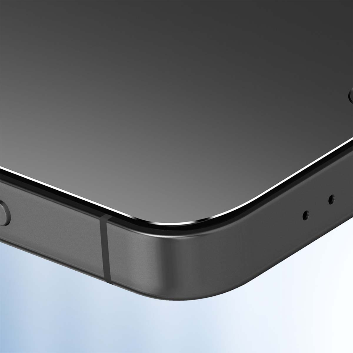 Primer plano de la esquina de un smartphone oscuro con borde plateado.