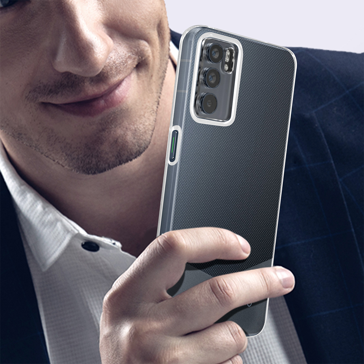 Uomo in giacca e cravatta tiene telefono con tre fotocamere. Custodia trasparente.