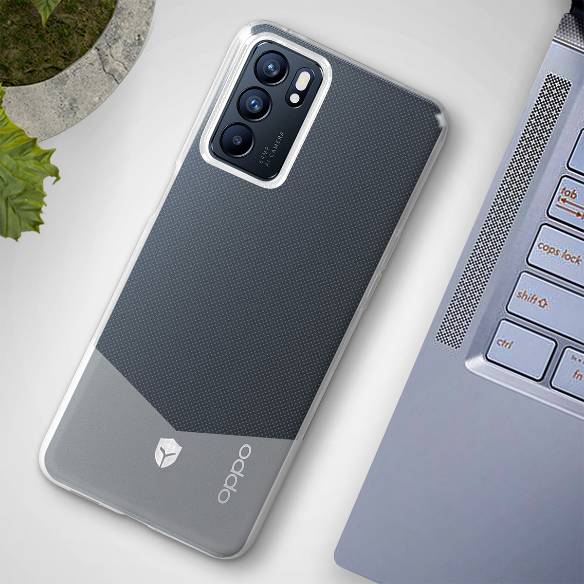 Custodia grigia per telefono con modulo fotocamera e laptop su sfondo bianco.