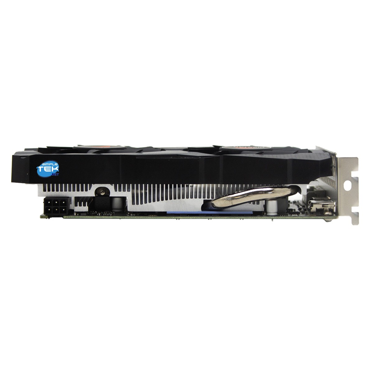 Karta graficzna z czarnymi osłonami wentylatorów, srebrnym radiatorem i złączami.