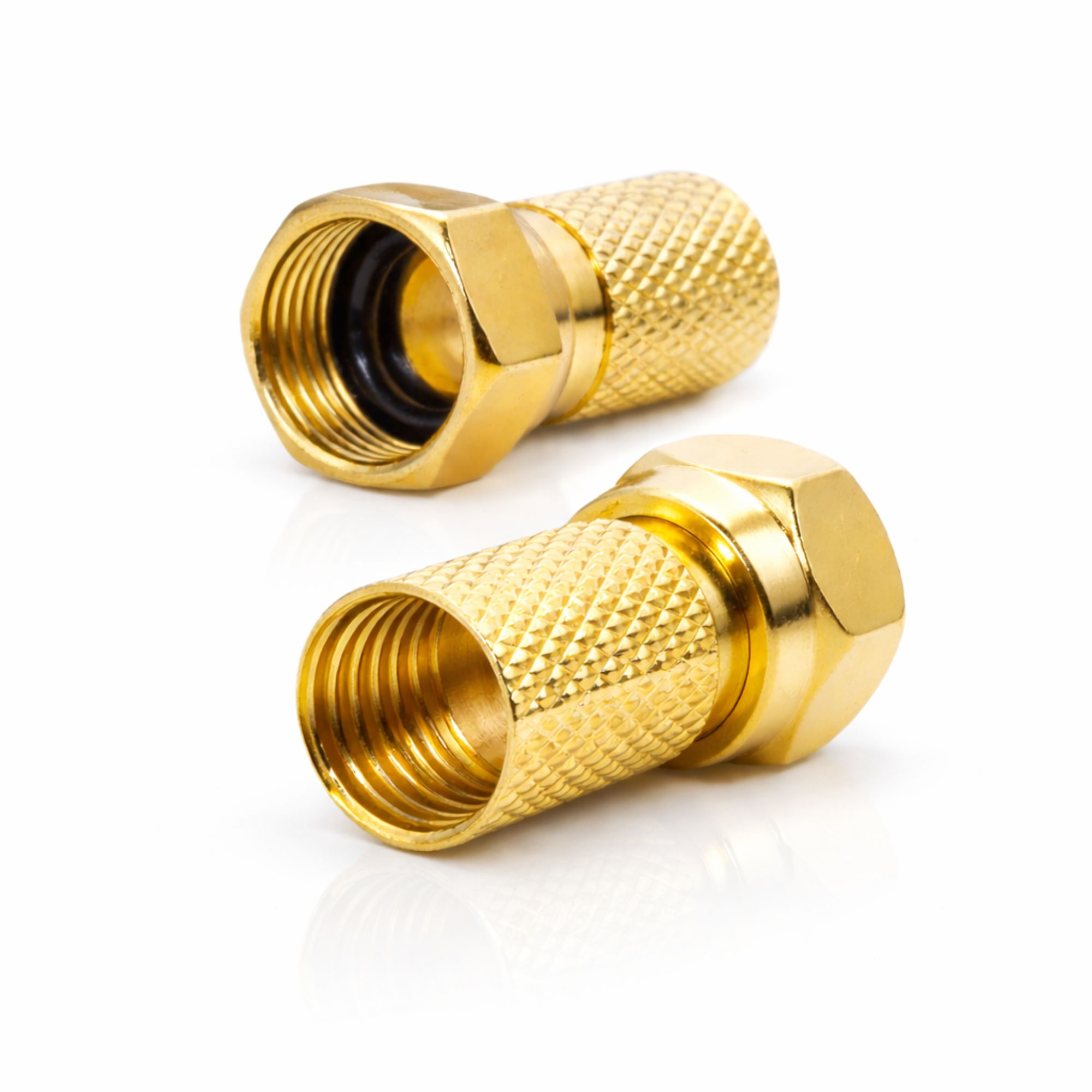 Zwei goldene Koaxialkabelstecker mit Gewinde und Rändelung auf weißem Grund.