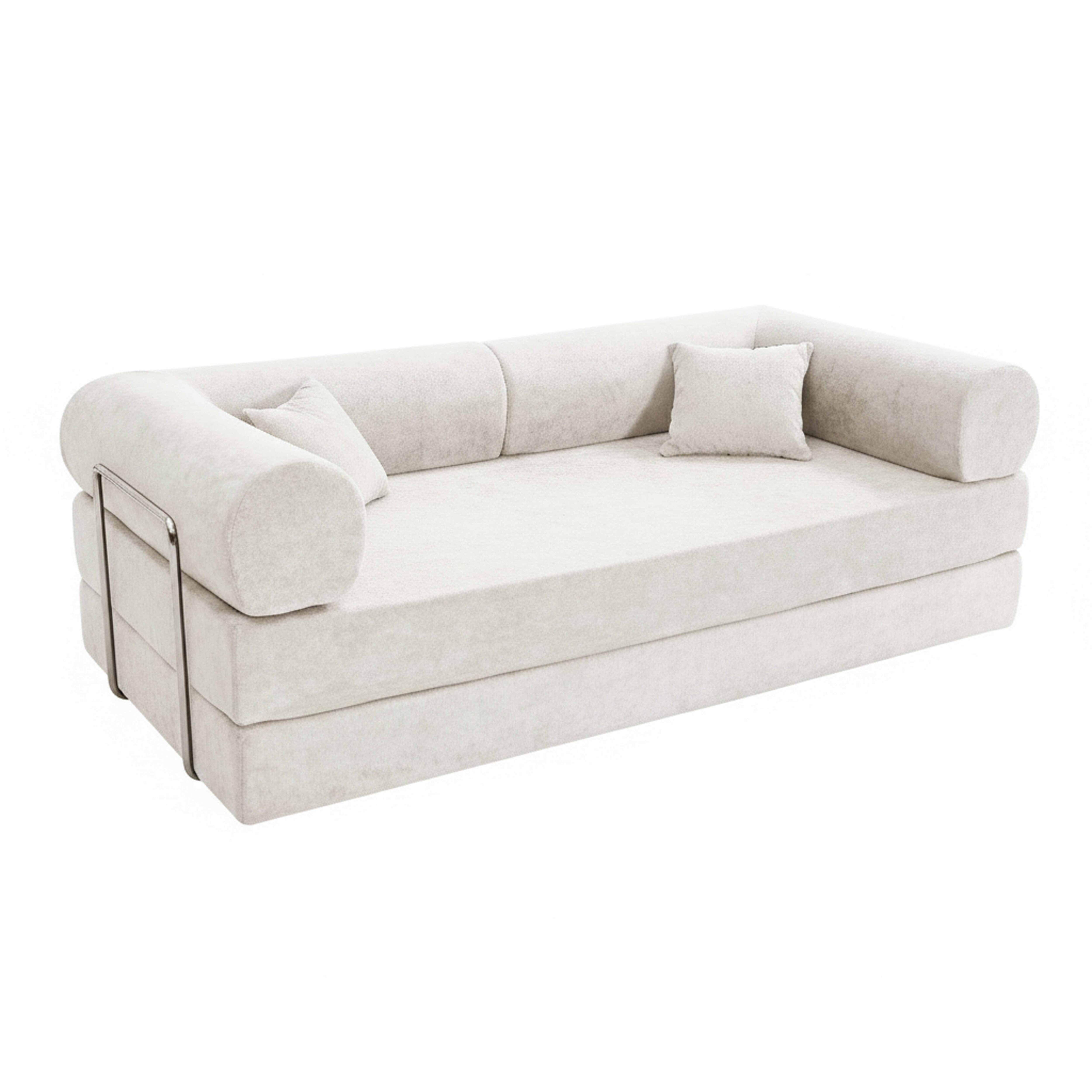 Ein hellbeiger Sofa mit zwei Kissen und Metallakzenten.