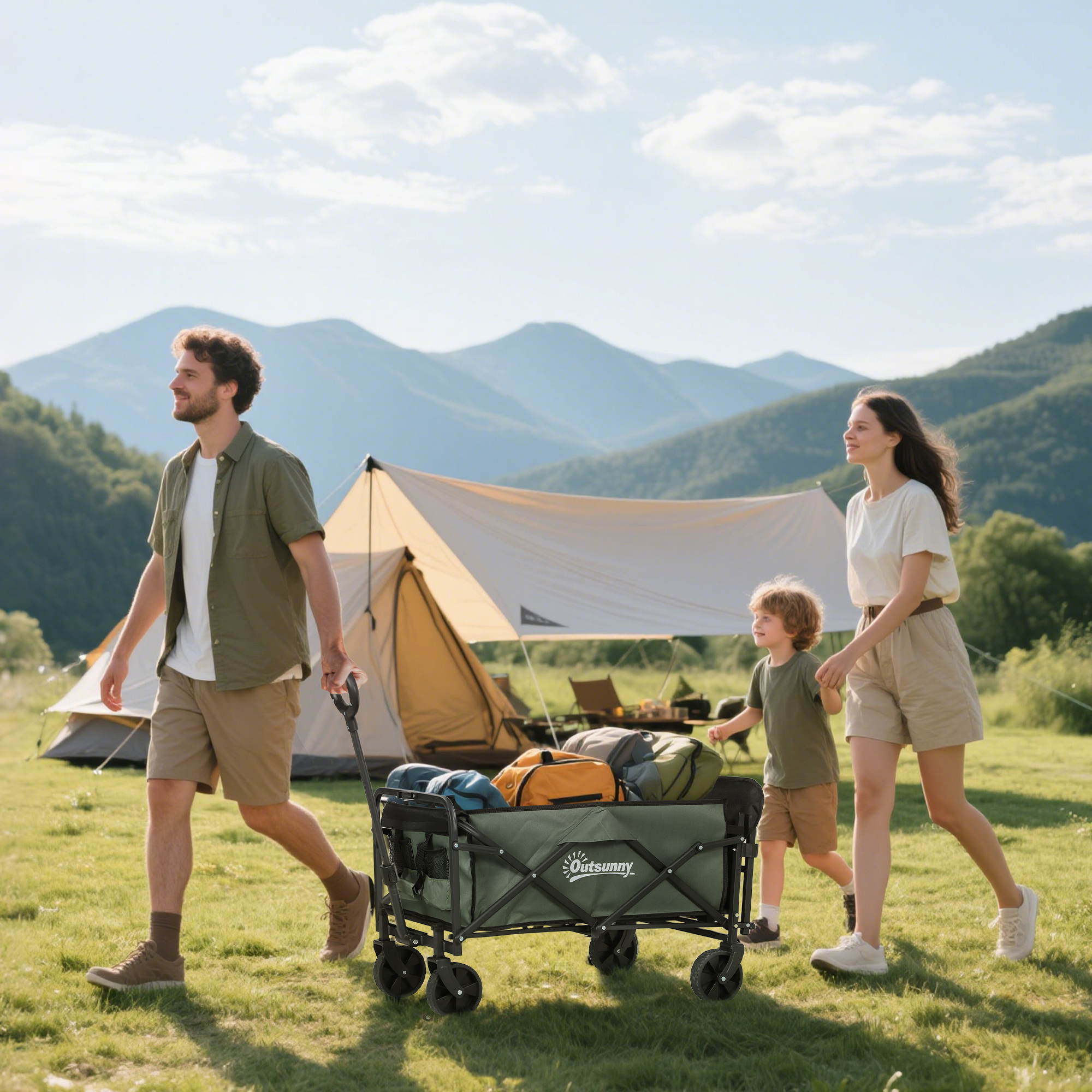 Famiglia tira un carrello verde con bagagli in un campo soleggiato con montagne.