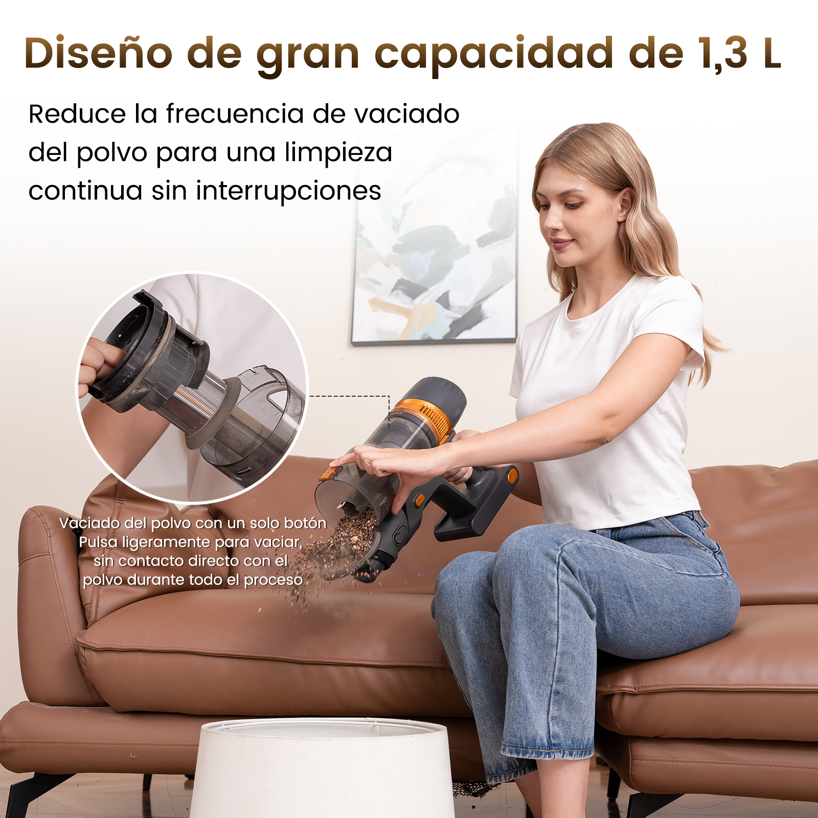 Mujer vaciando el depósito de la aspiradora sobre un cubo.