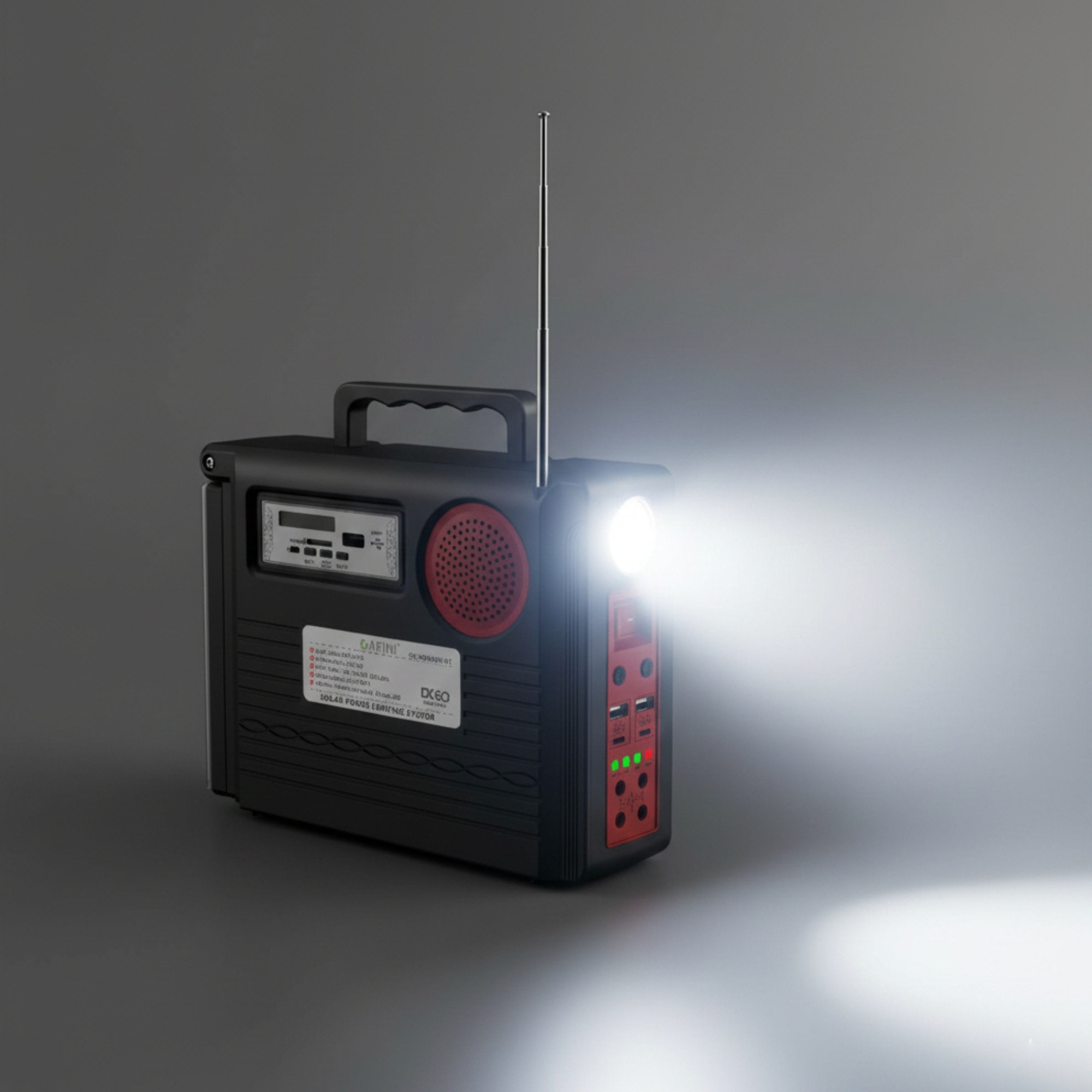 Radio de emergencia negro con antena extendida y linterna brillante encendida.