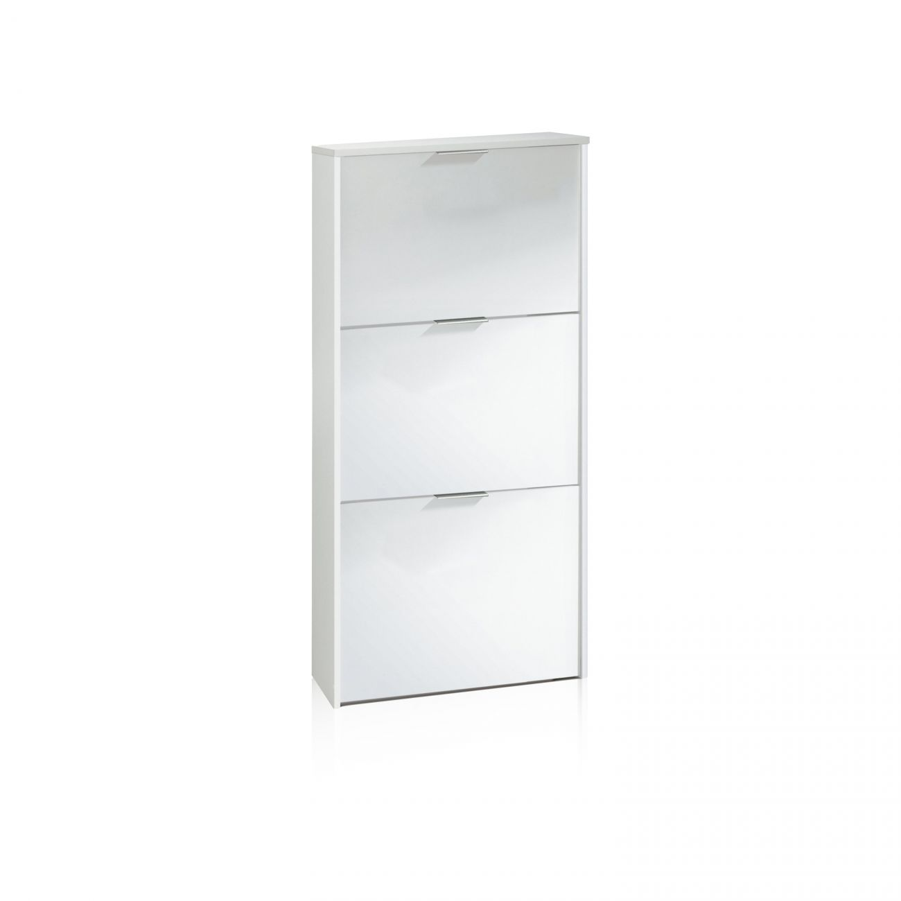 Un zapatero blanco, alto y estrecho con tres puertas abatibles y tiradores plateados.