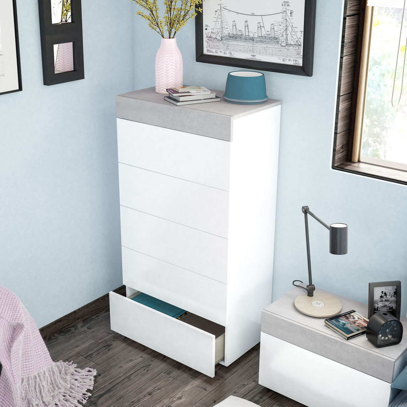 Una cómoda blanca con un cajón abierto está al lado de una mesita de noche con lámpara.