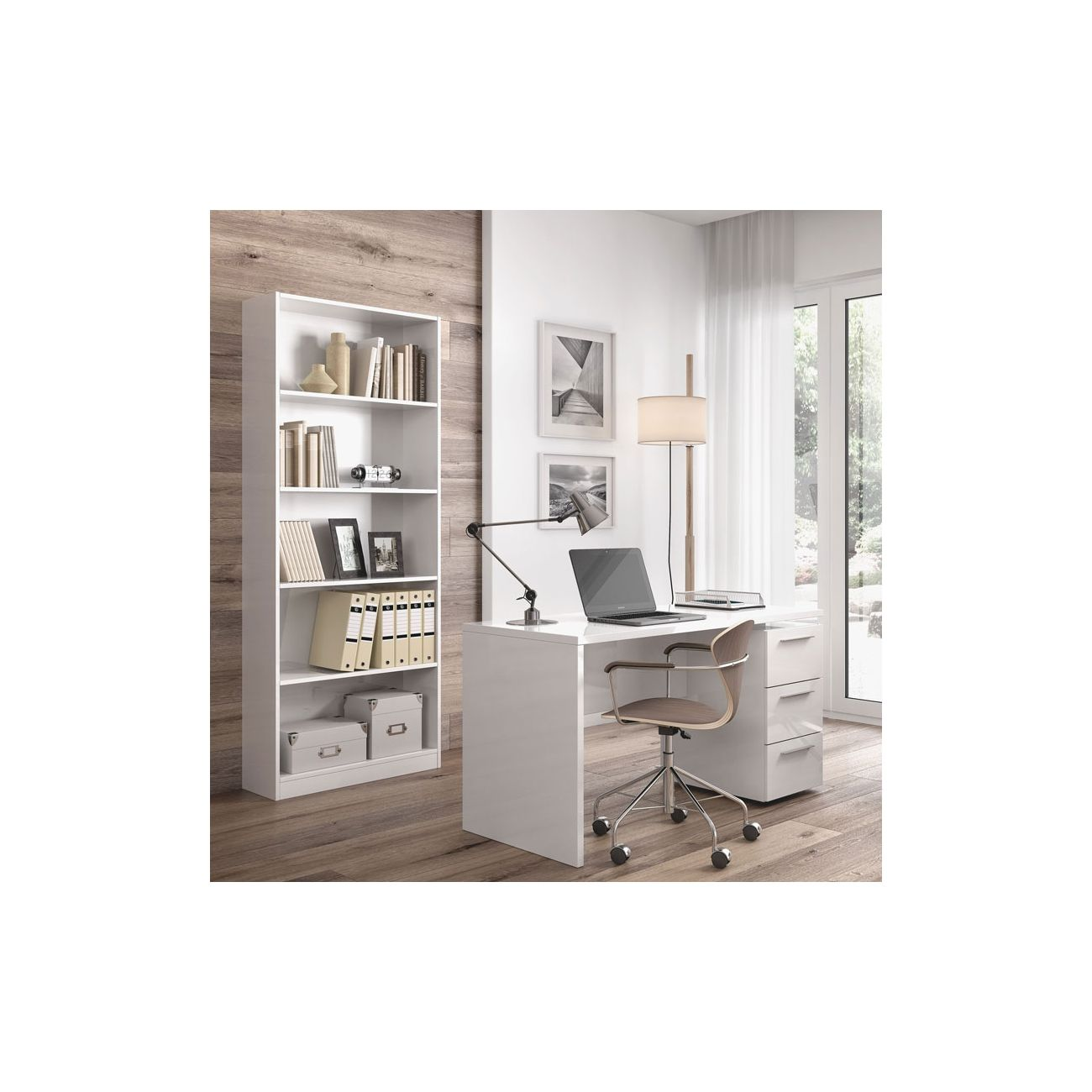 Un escritorio blanco con portátil, silla y estantería.