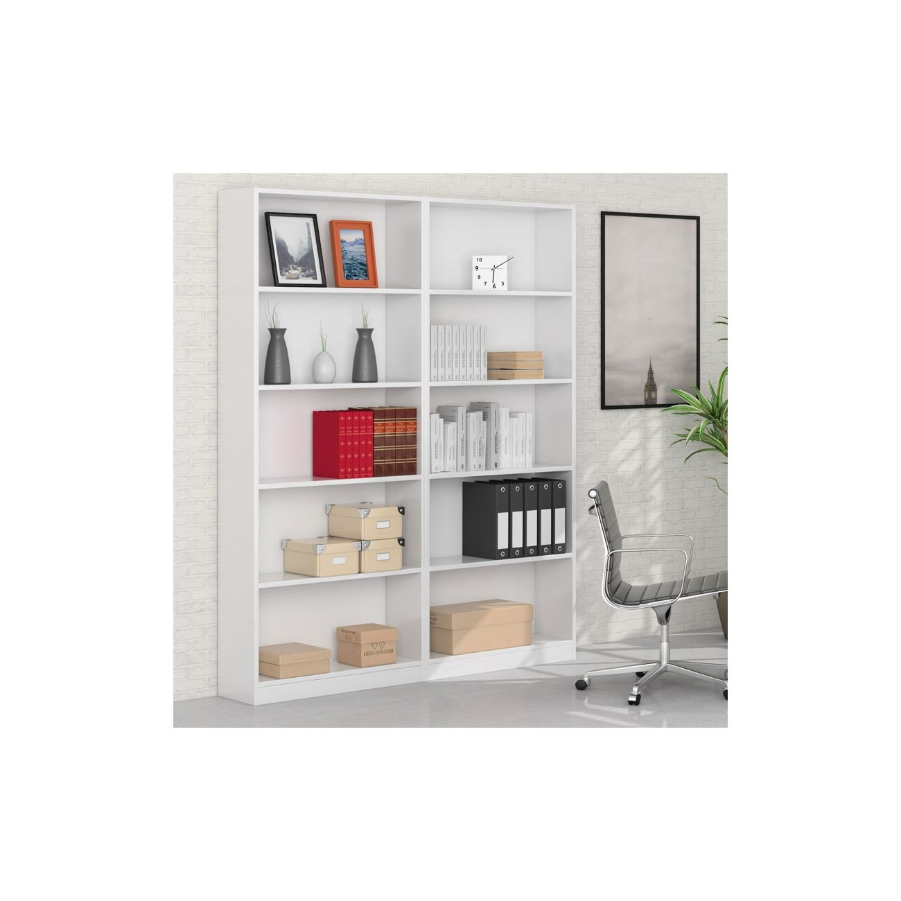 Una estantería blanca con libros, carpetas, jarrones, marcos y cajas.