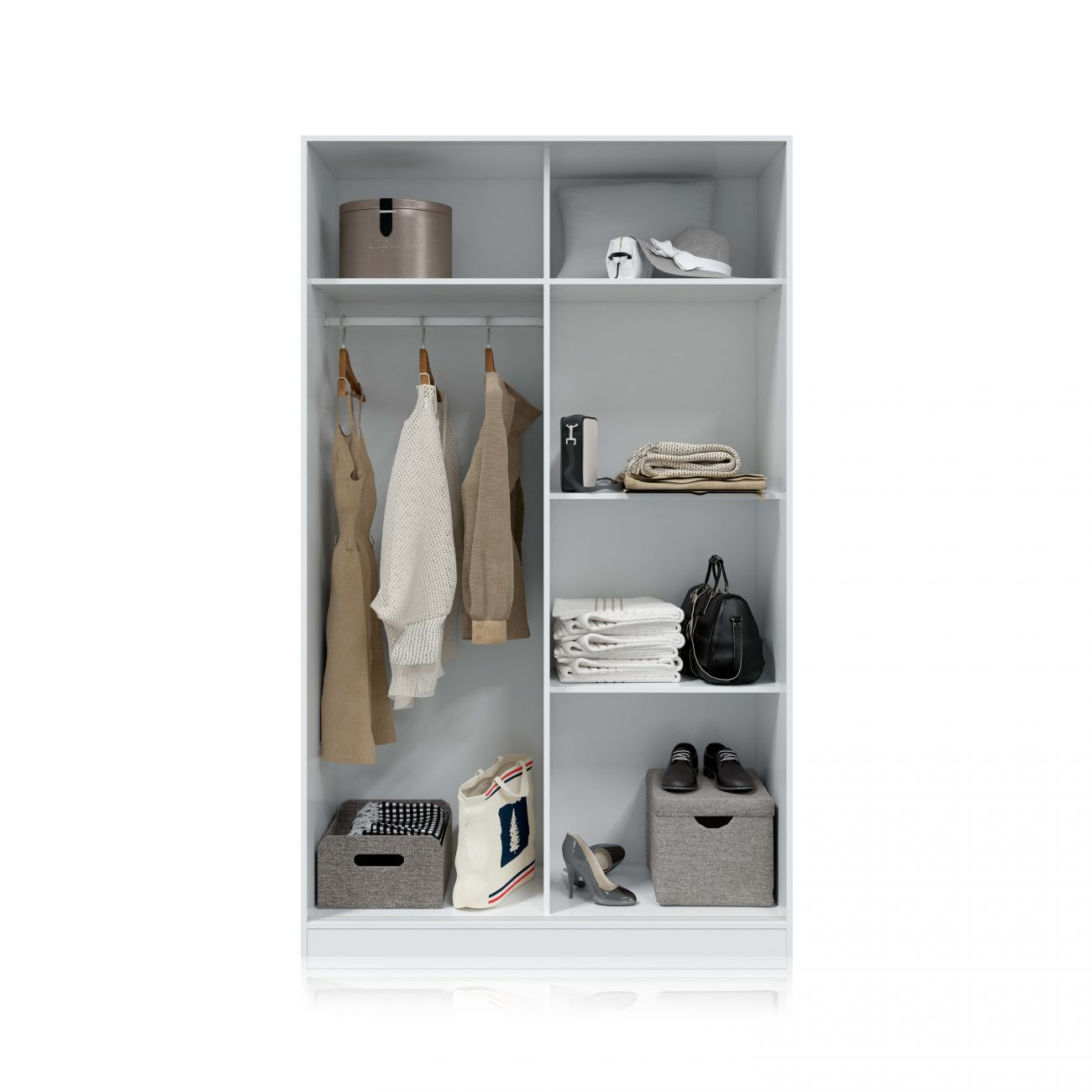 Un armario blanco abierto con ropa, sombreros, bolsos y cajas.