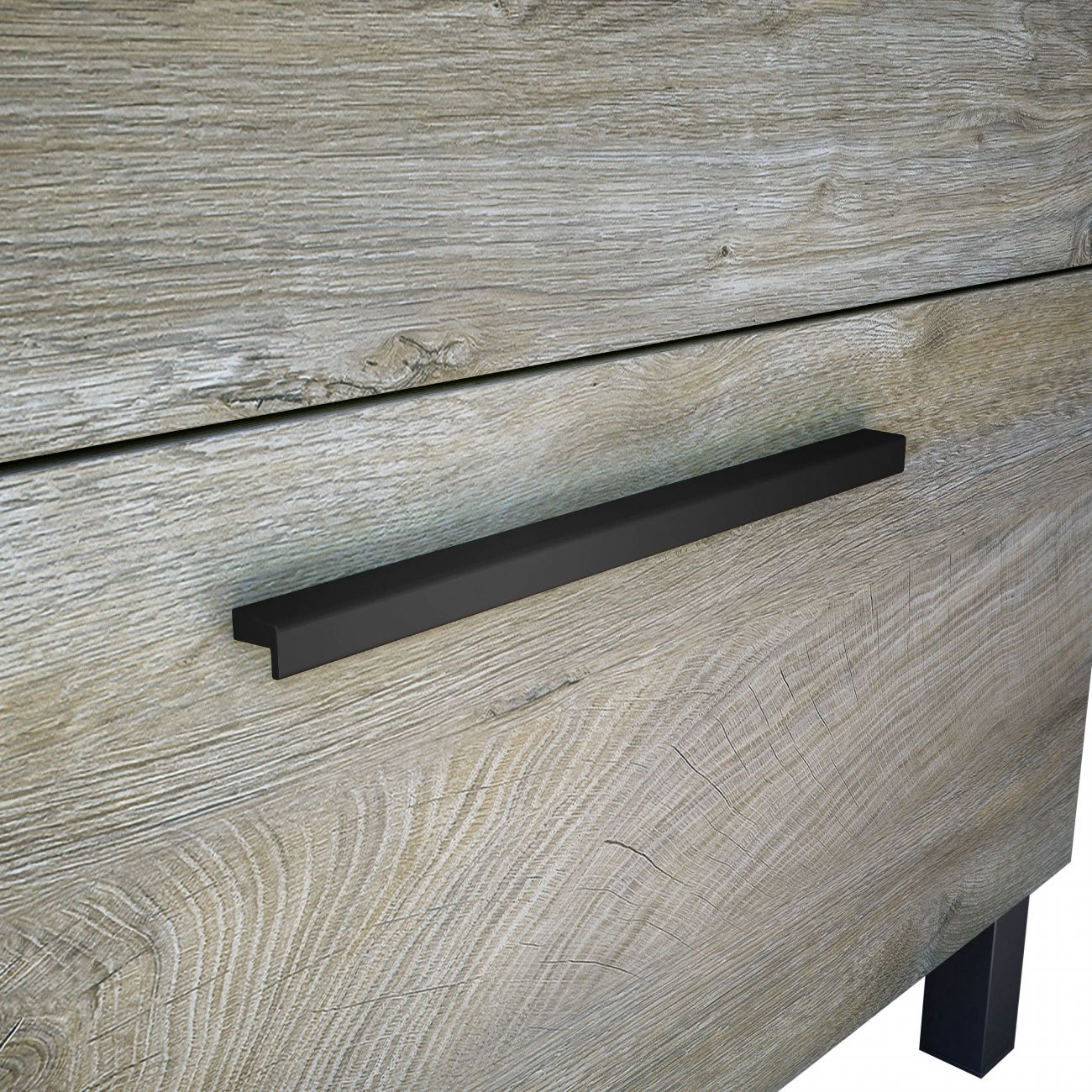 Un frente de cajón negro con veta de madera y un tirador.