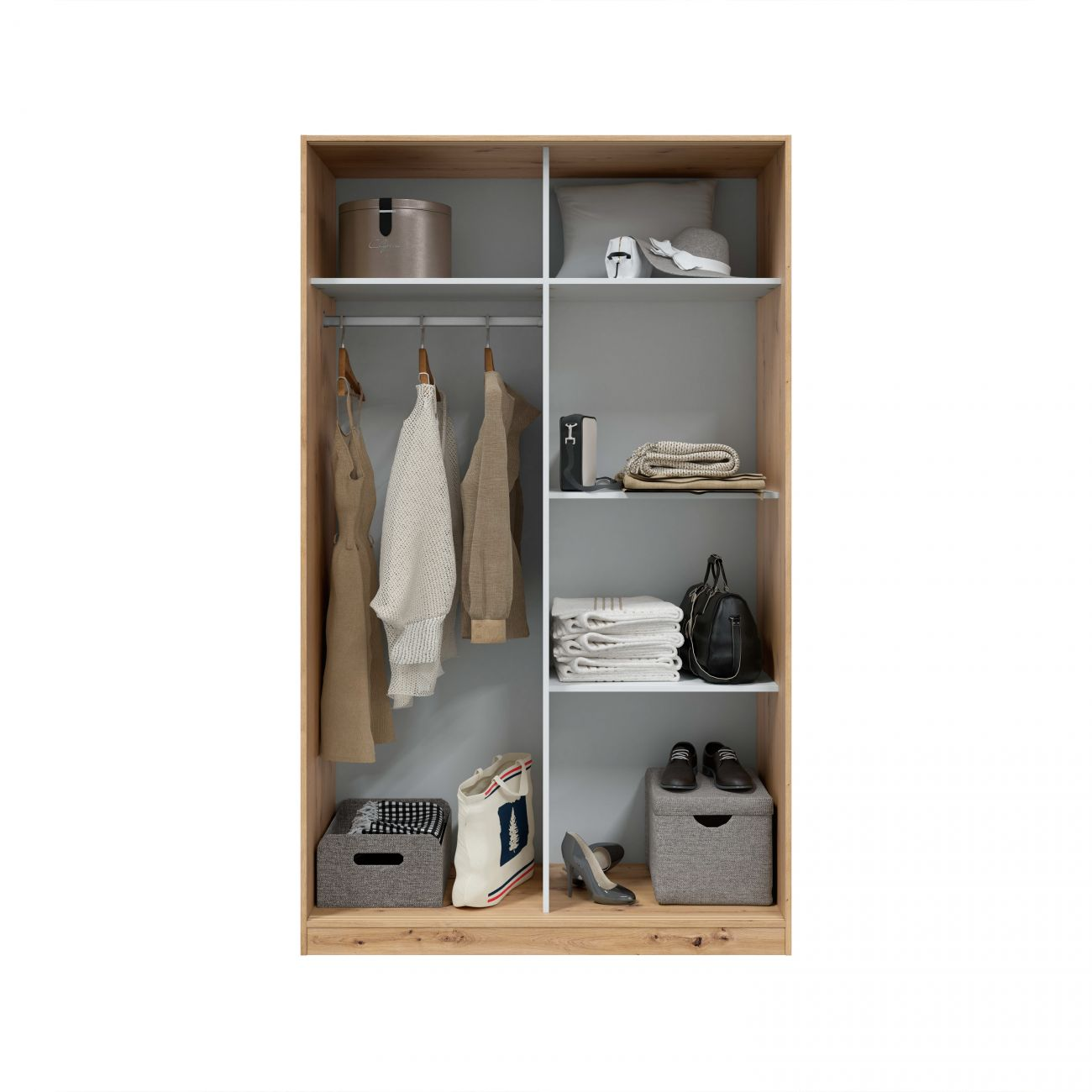 Armario abierto con ropa, bolsos, zapatos y cajas.
