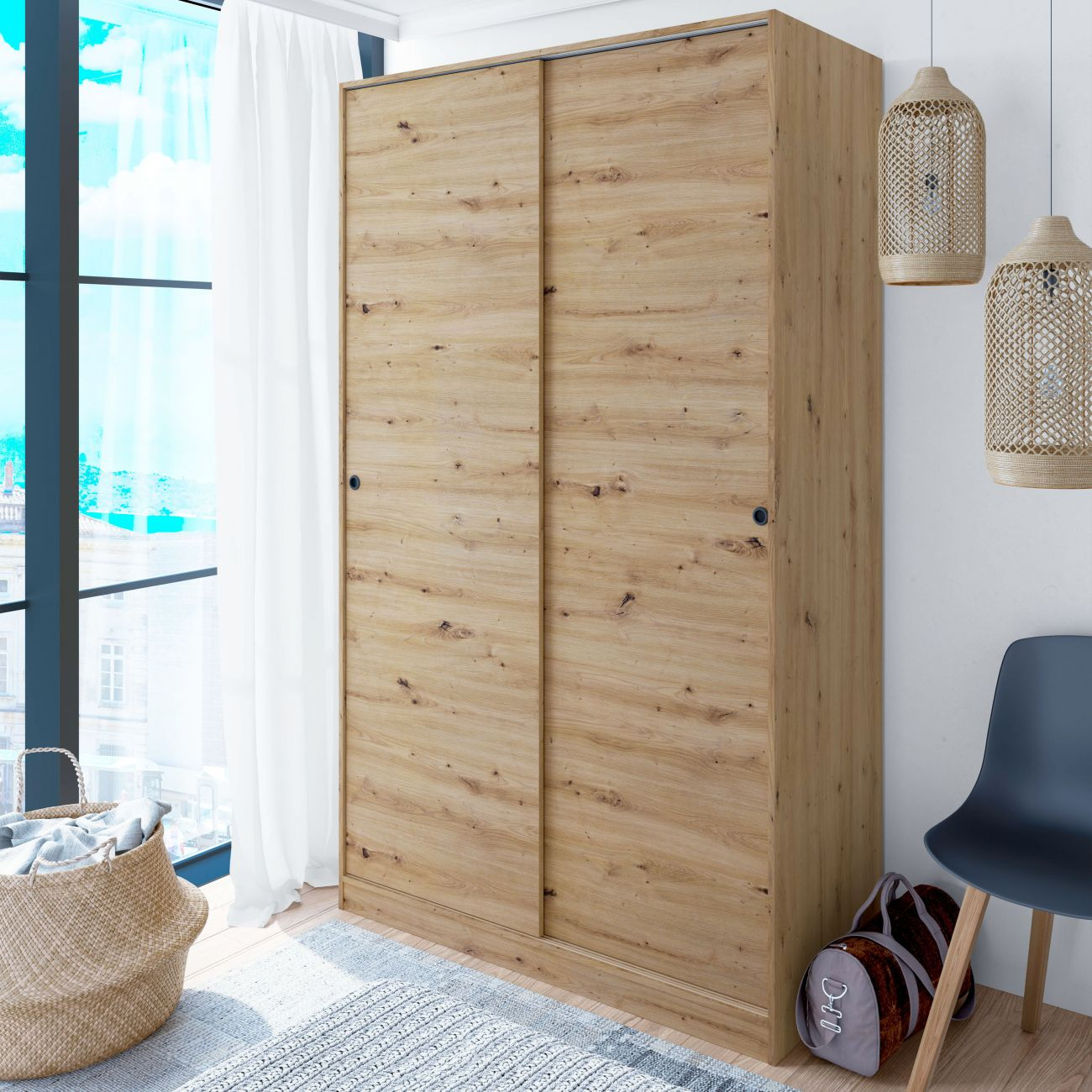 Armario de madera con puertas correderas, cesta, silla y lámparas.