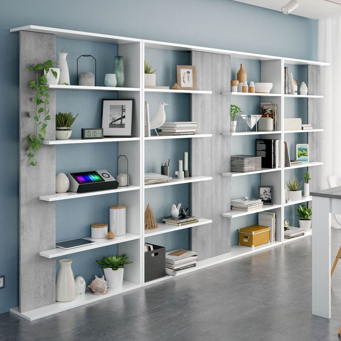 Una estantería llena de libros, jarrones, plantas y objetos decorativos.