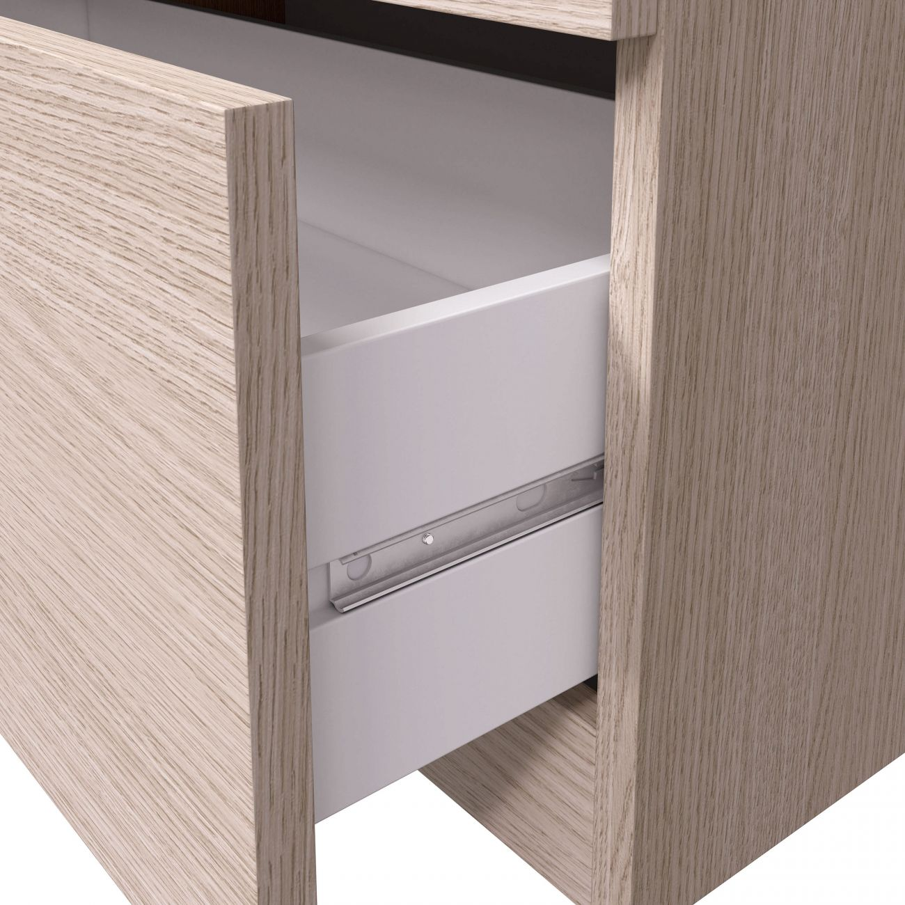 Cajón extraído de mueble de madera con guías metálicas.