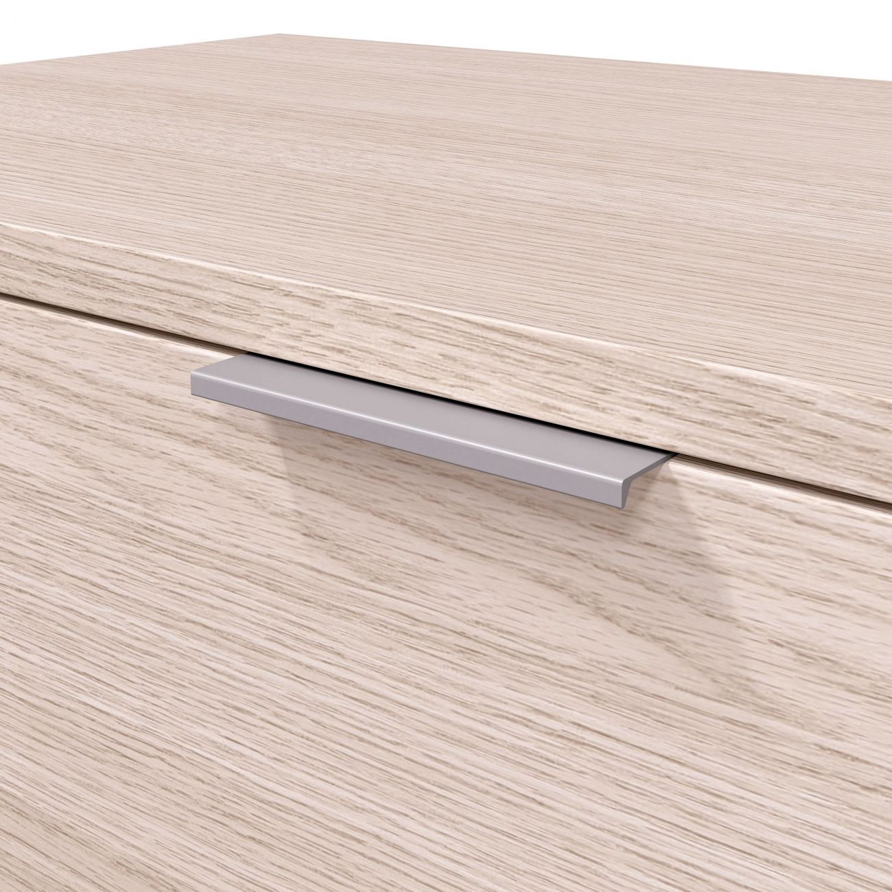 Un tirador plateado está sujeto a una superficie de madera clara.