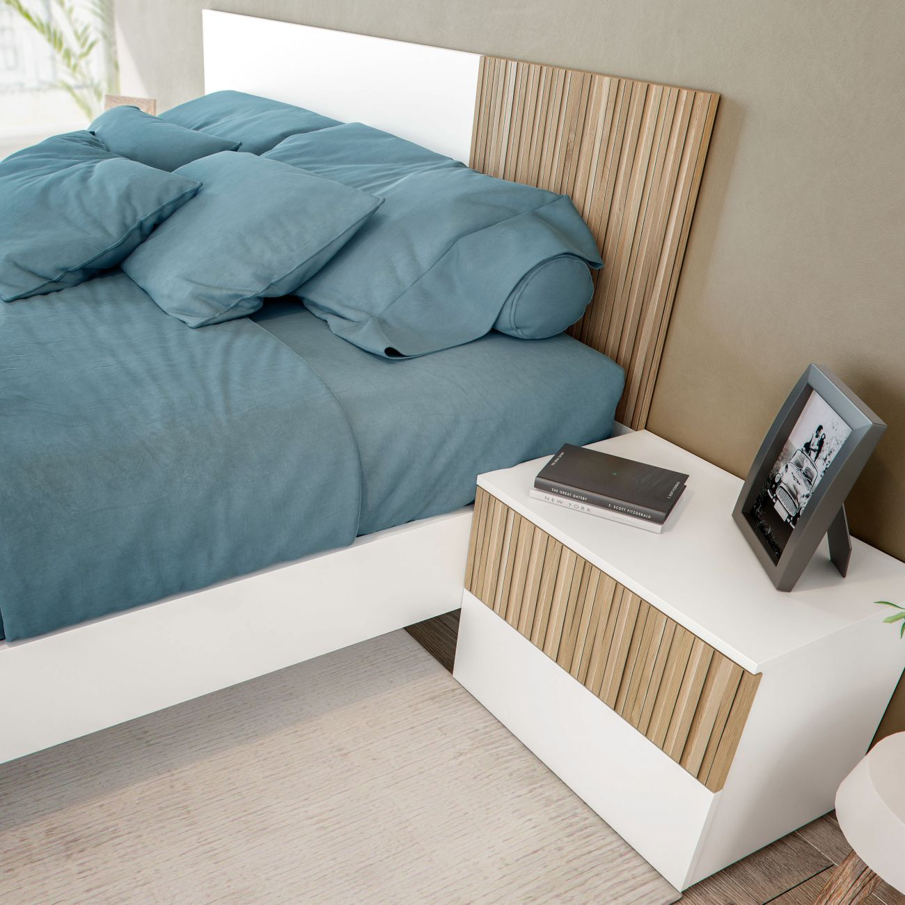 Un dormitorio moderno con cama blanca, ropa de cama azul y mesita de noche.