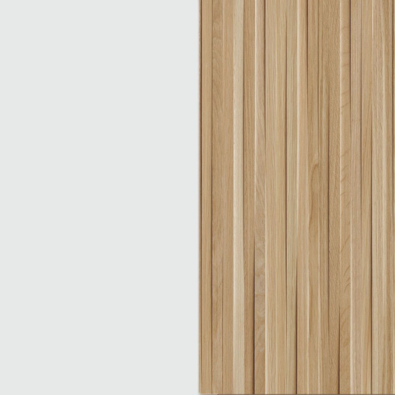 Revestimiento vertical de madera clara veteada a la derecha, junto a espacio gris.