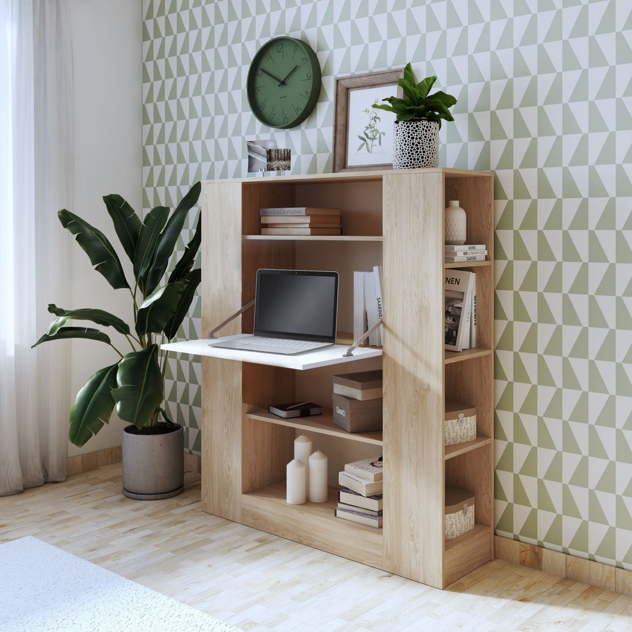 Una habitación luminosa con estantería de pared, portátil, plantas y decoraciones.