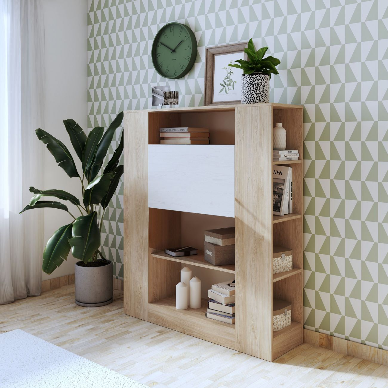 Una estantería con plantas, libros y decoración contra un papel tapiz geométrico.