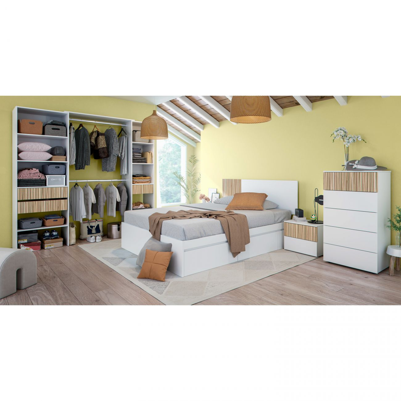 Un dormitorio con armario abierto, cama y cómoda. Paredes amarillas.