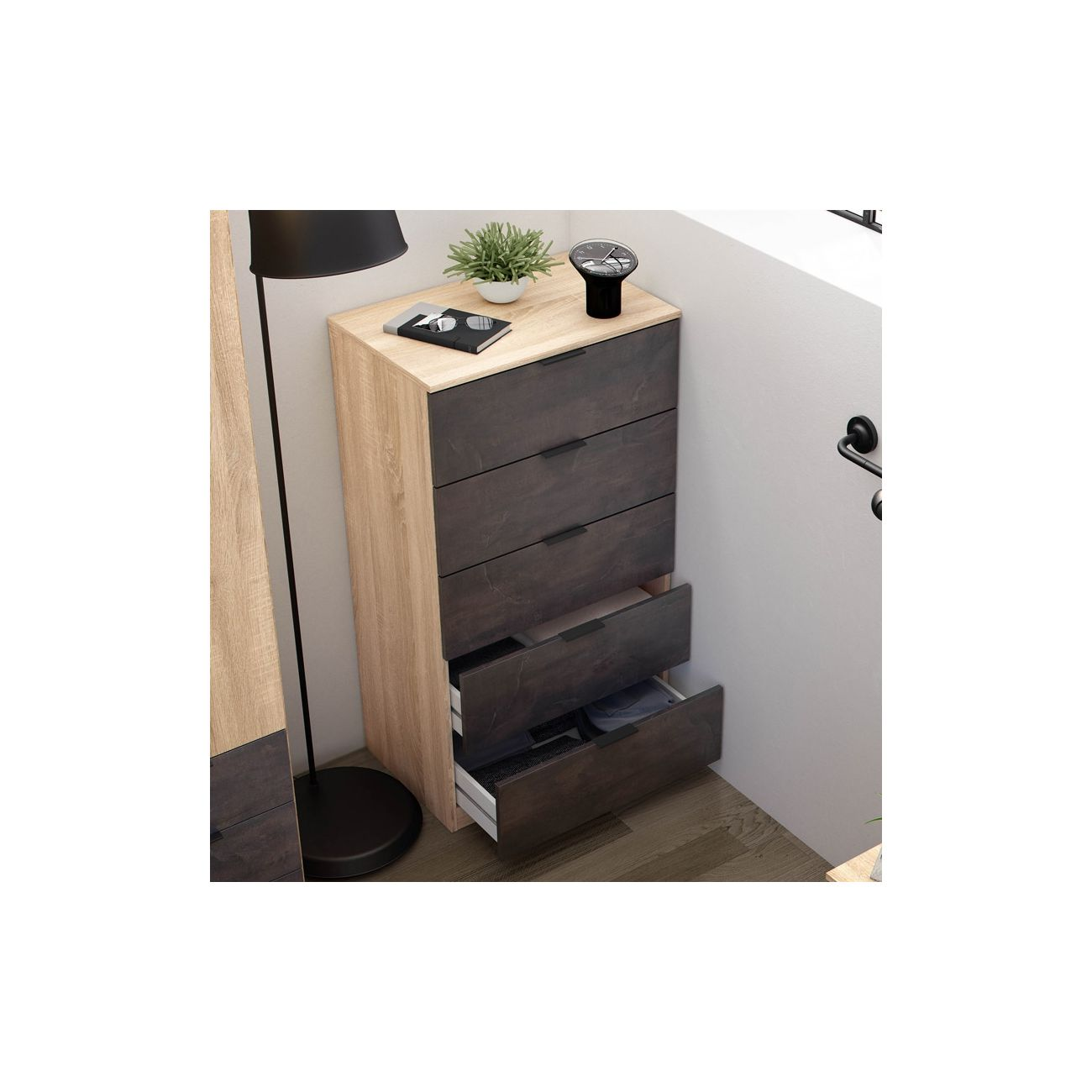 Cómoda estrecha y alta con detalles de madera, cajones abiertos y lámpara.