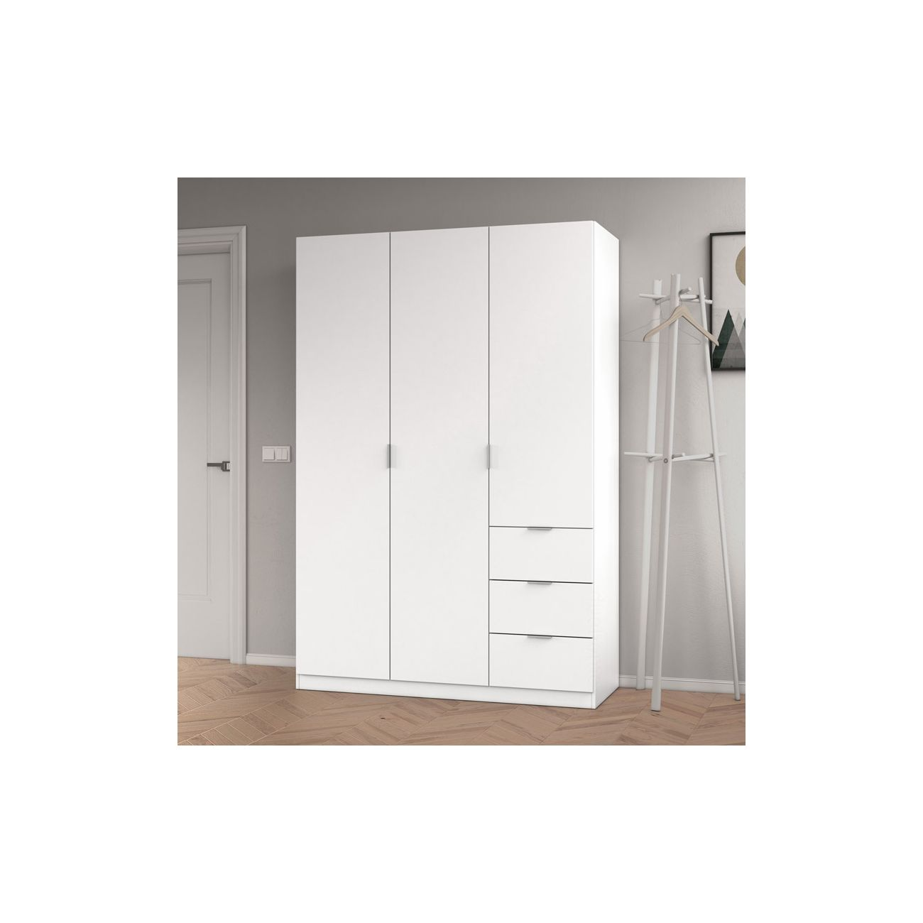 Un armario blanco de tres puertas y tres cajones se alza sobre un suelo de madera.