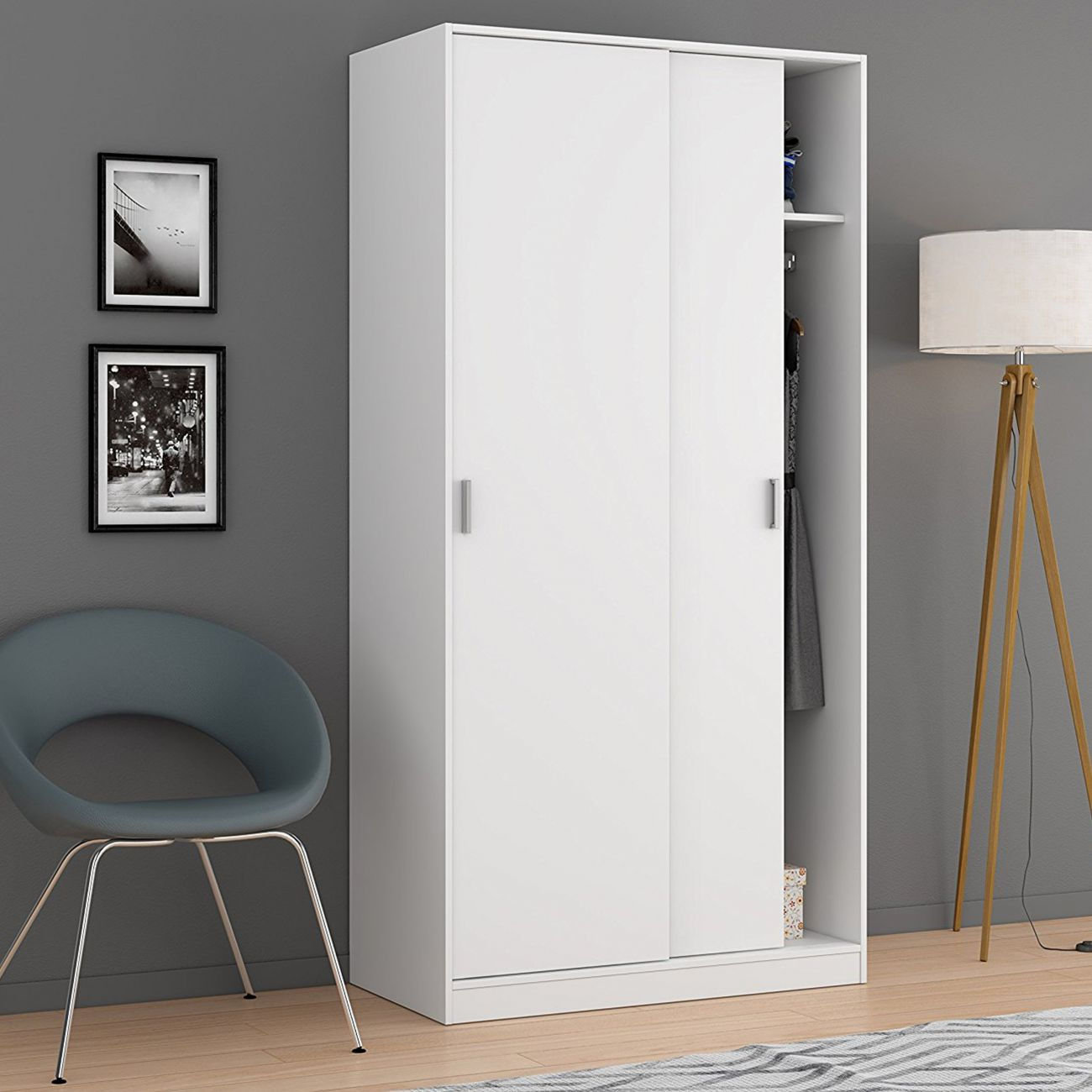 Un armario blanco con puertas correderas, al lado de una silla y una lámpara de pie.