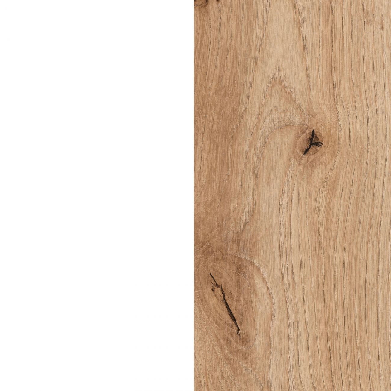 Veta de madera con nudos y grietas sobre superficie clara.